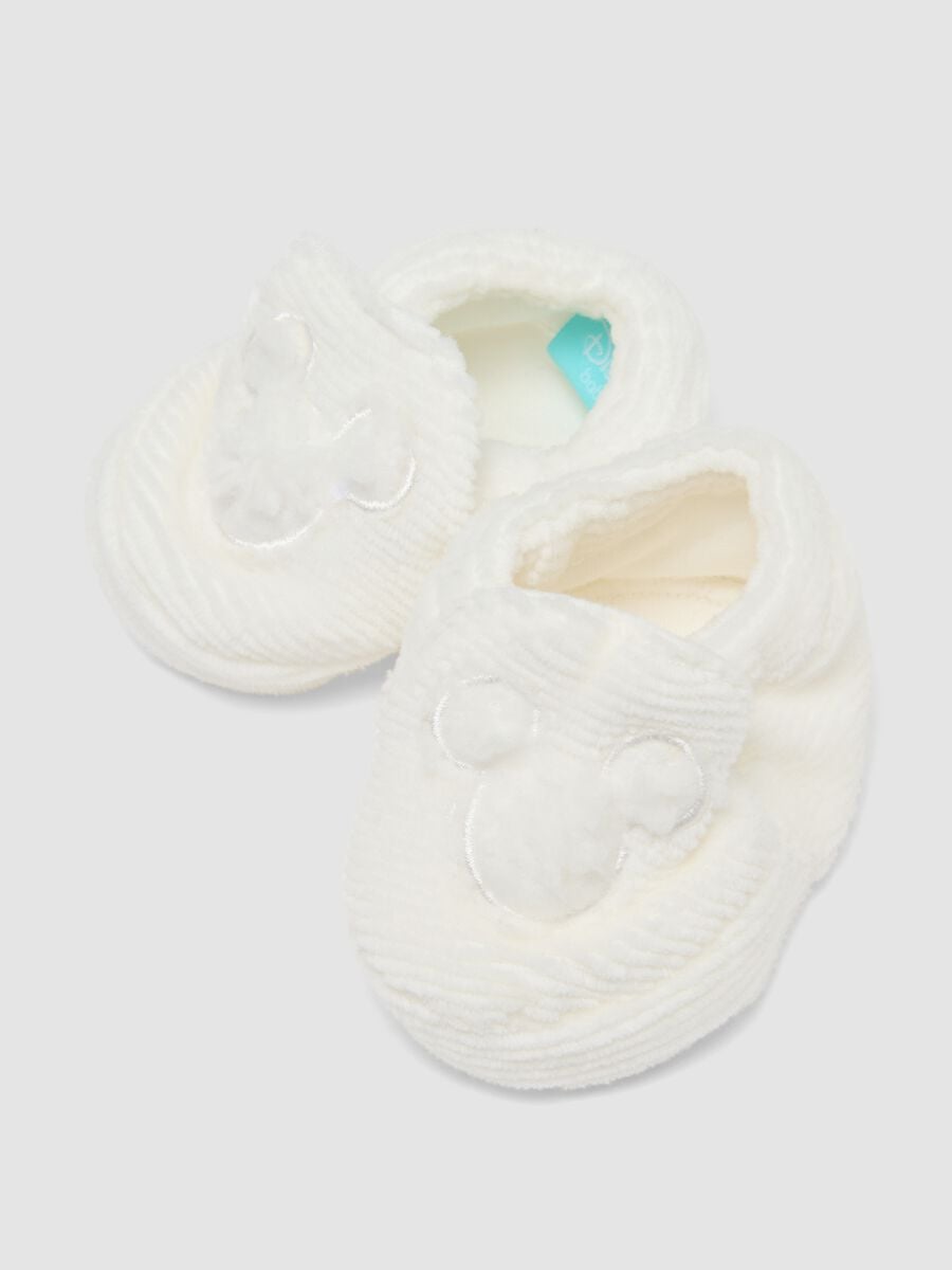 Weisses Baby-Set mit M&uuml;tze und Sch&uuml;hchen im Mickey-Mouse-Print_1