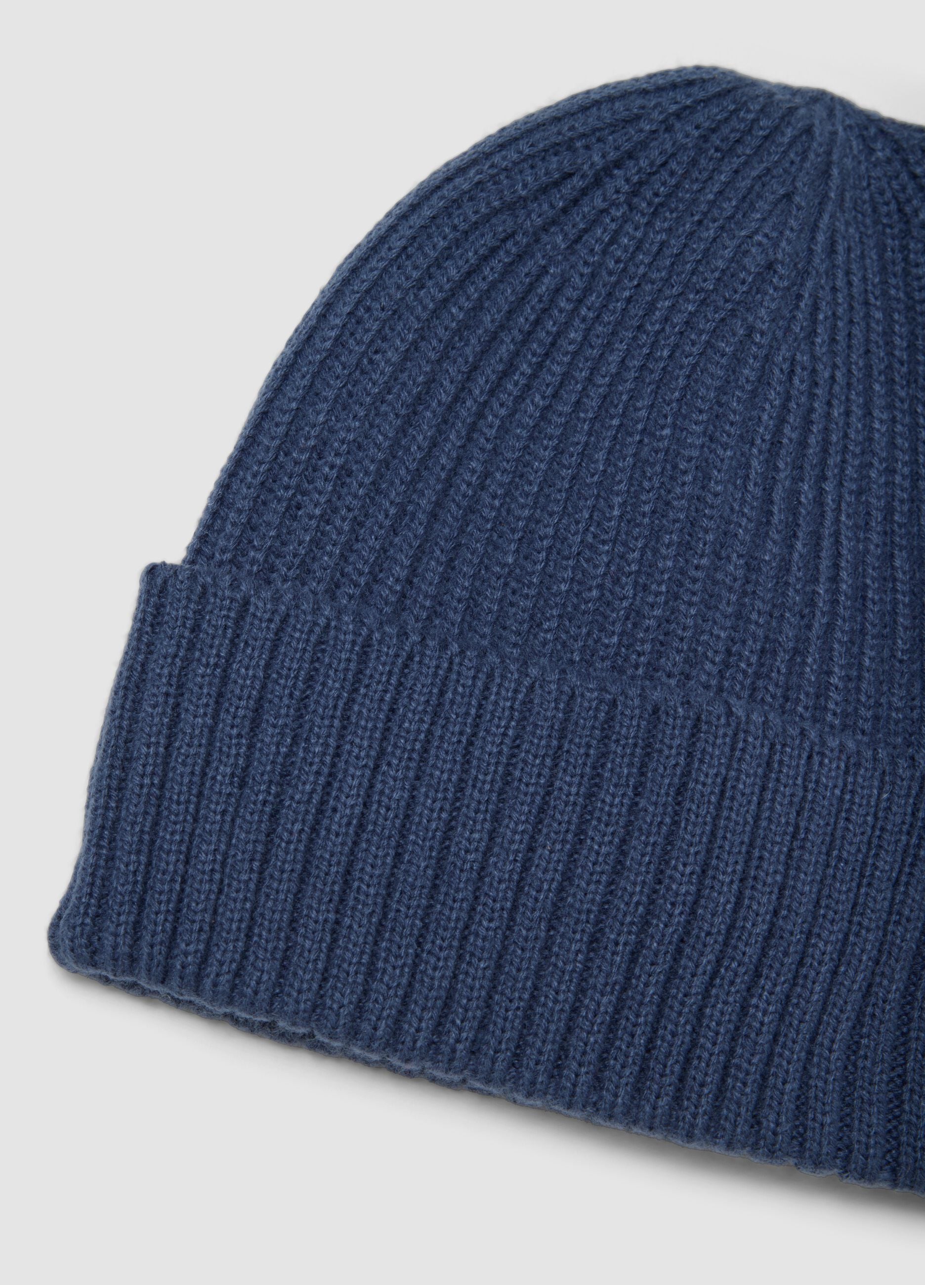 Blaue Strickm&uuml;tze mit Umschlag