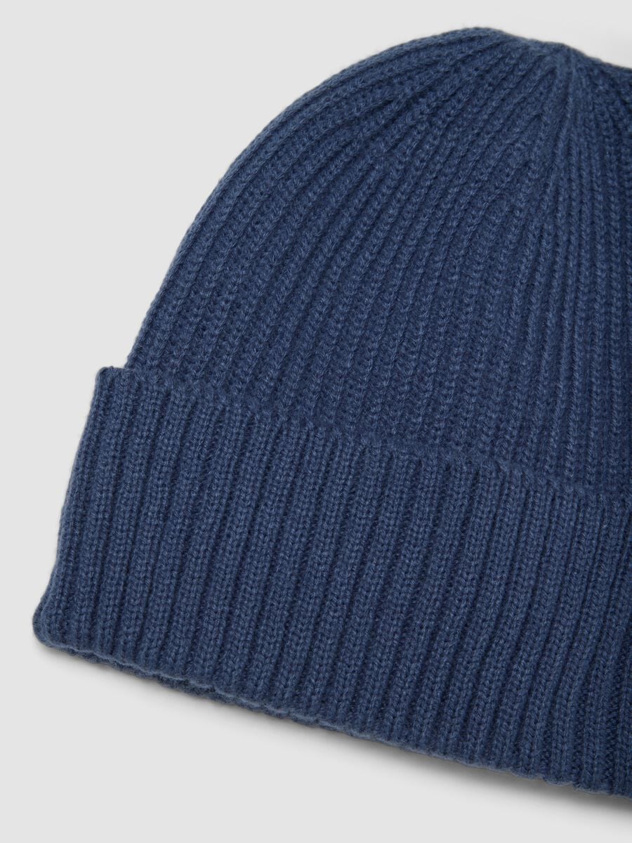 Gorro azul em malha com dobra_1