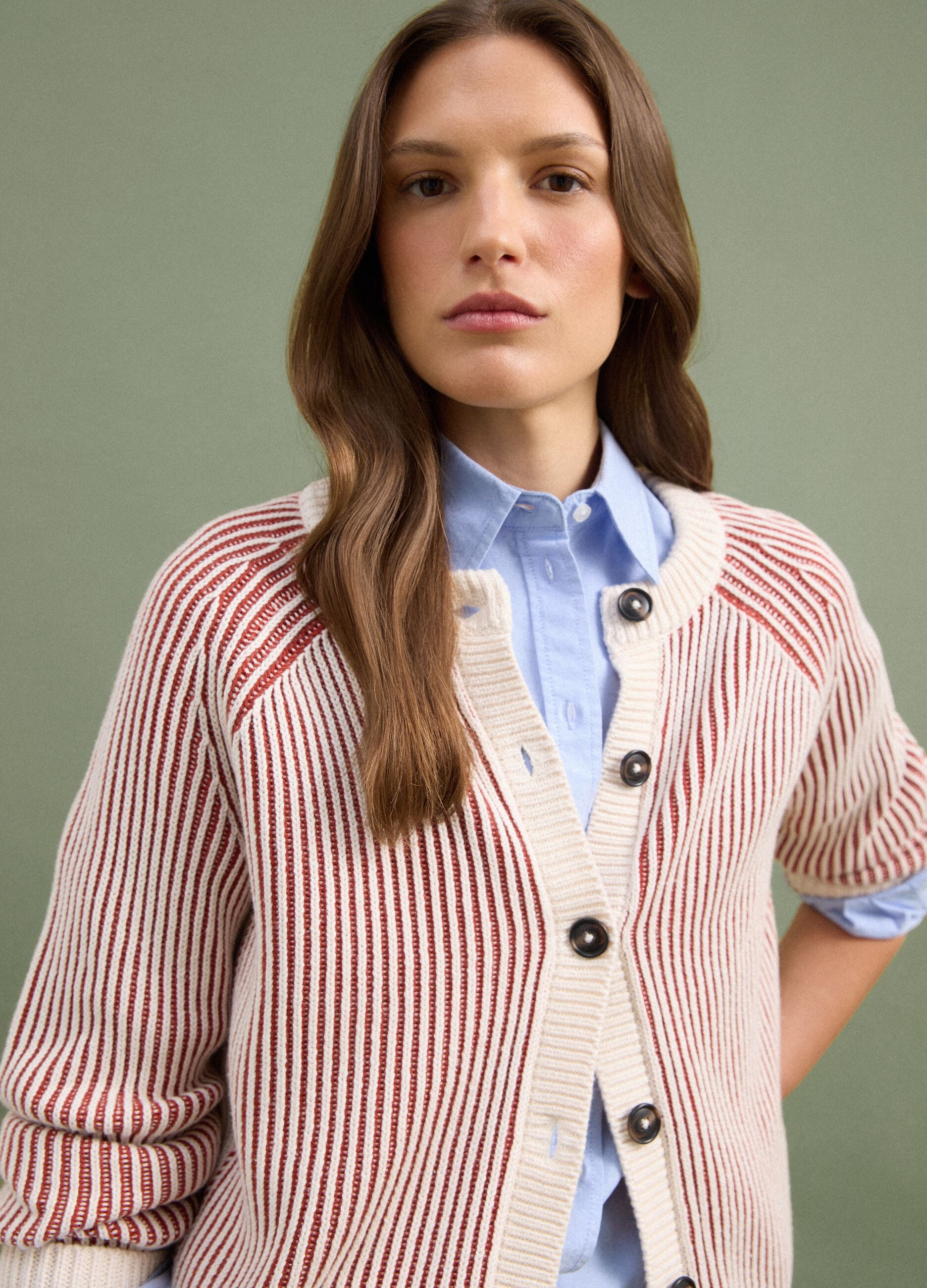 Cardigan bianco in puro cotone a coste con girocollo