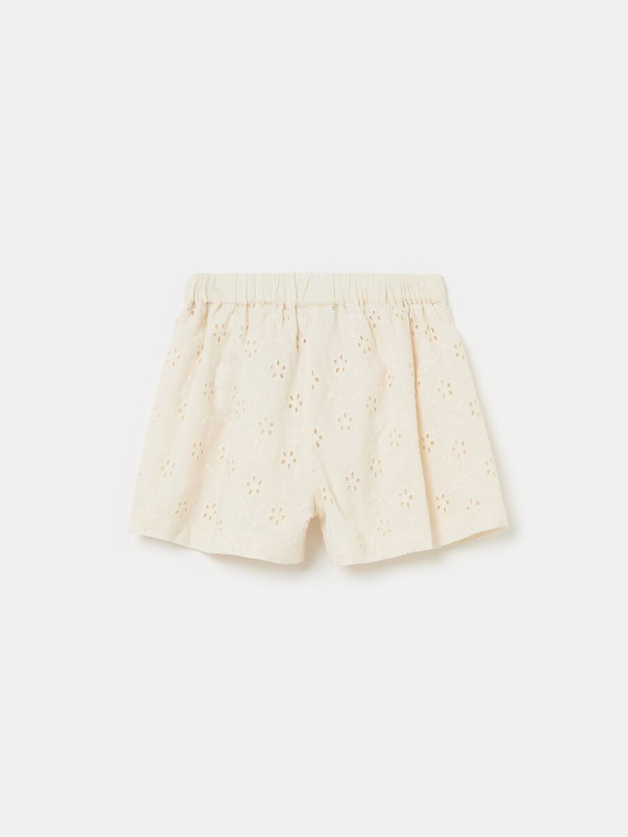 Shorts de algodón bordado inglés con lazo_1