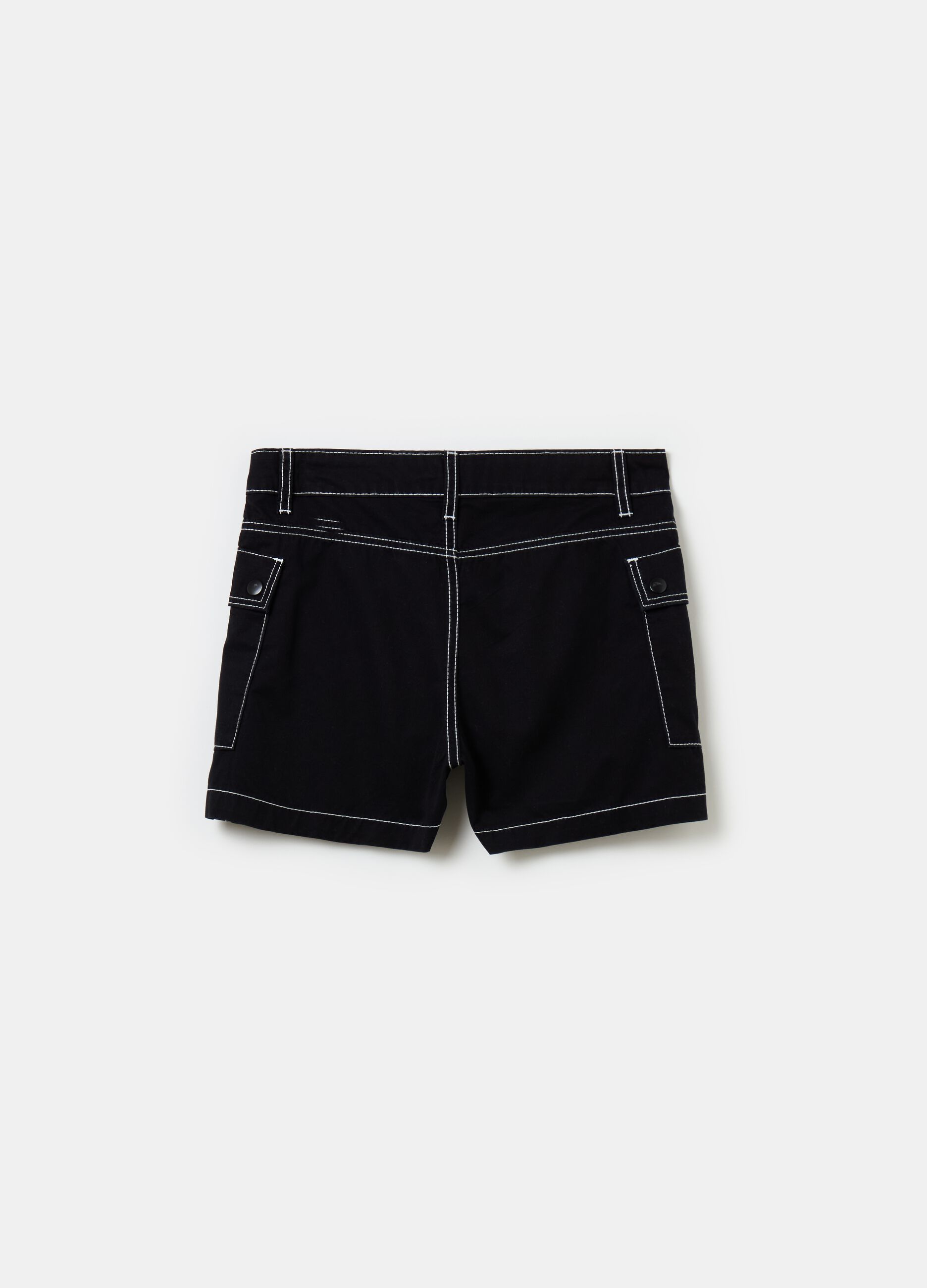 Cargo shorts with contrasting stitching