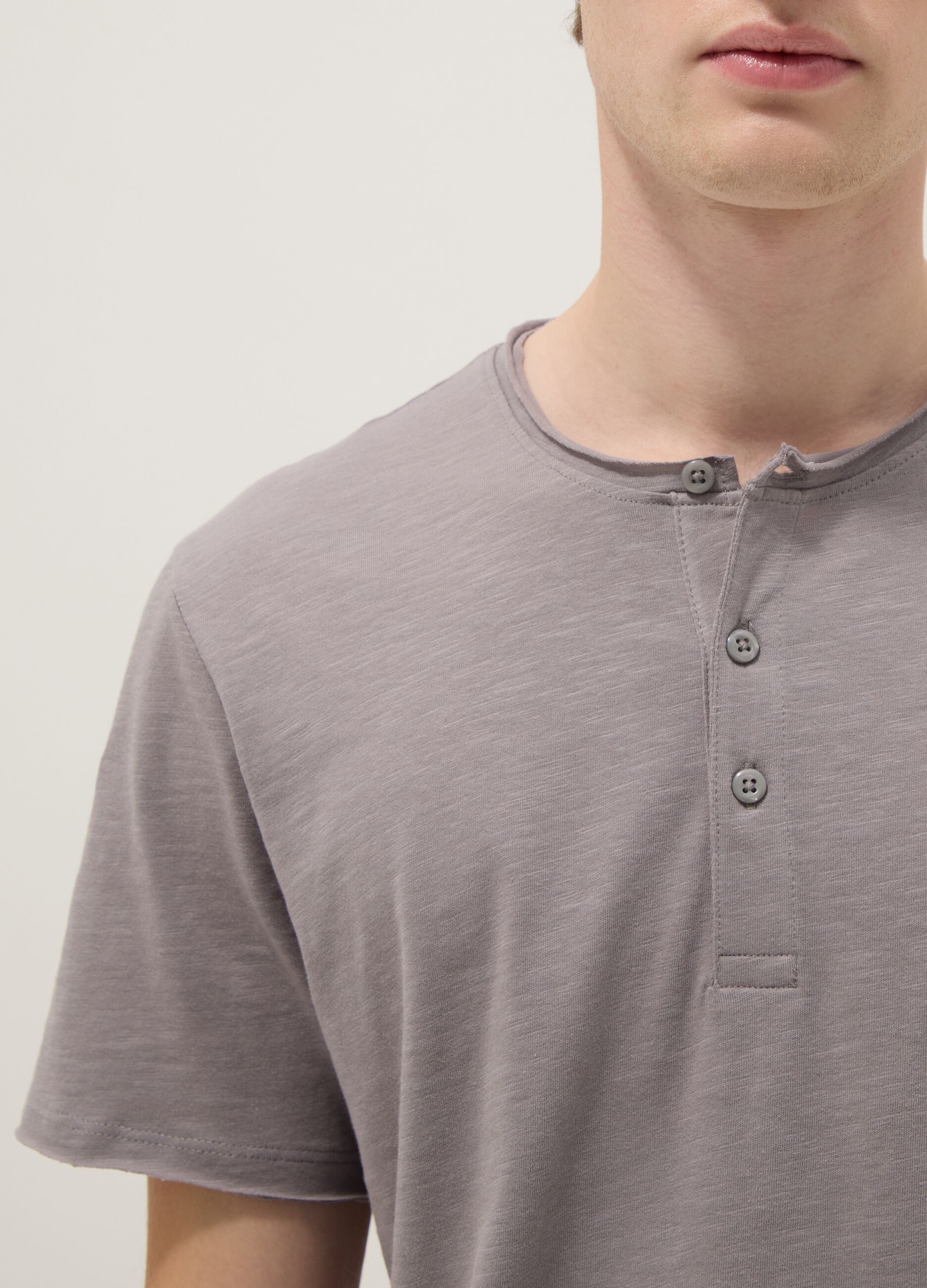 Graues T-Shirt aus reiner Baumwolle, regular fit, mit Henley-Kragen