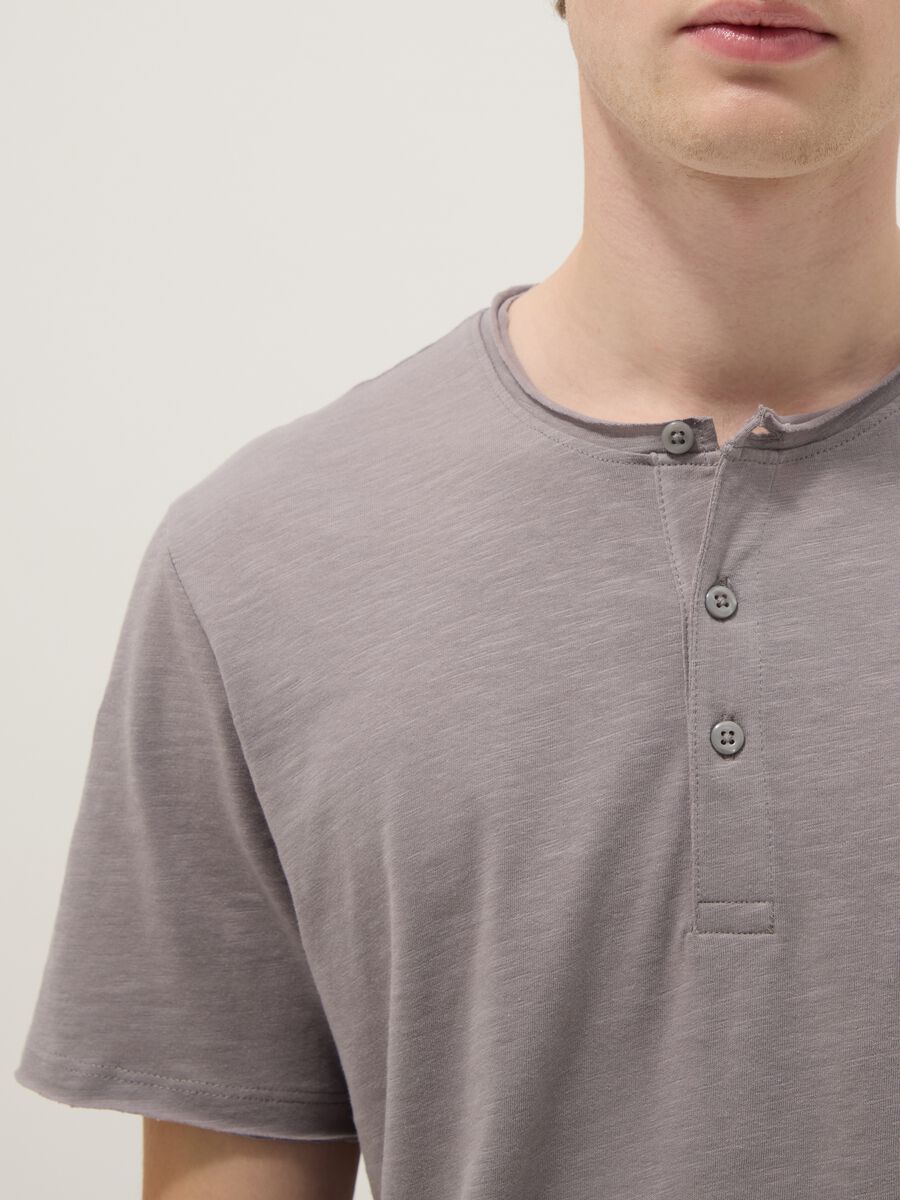 Grey pure cotton regular fit T-shirt with henley collar_3