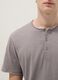 Graues T-Shirt aus reiner Baumwolle, regular fit, mit Henley-Kragen_3