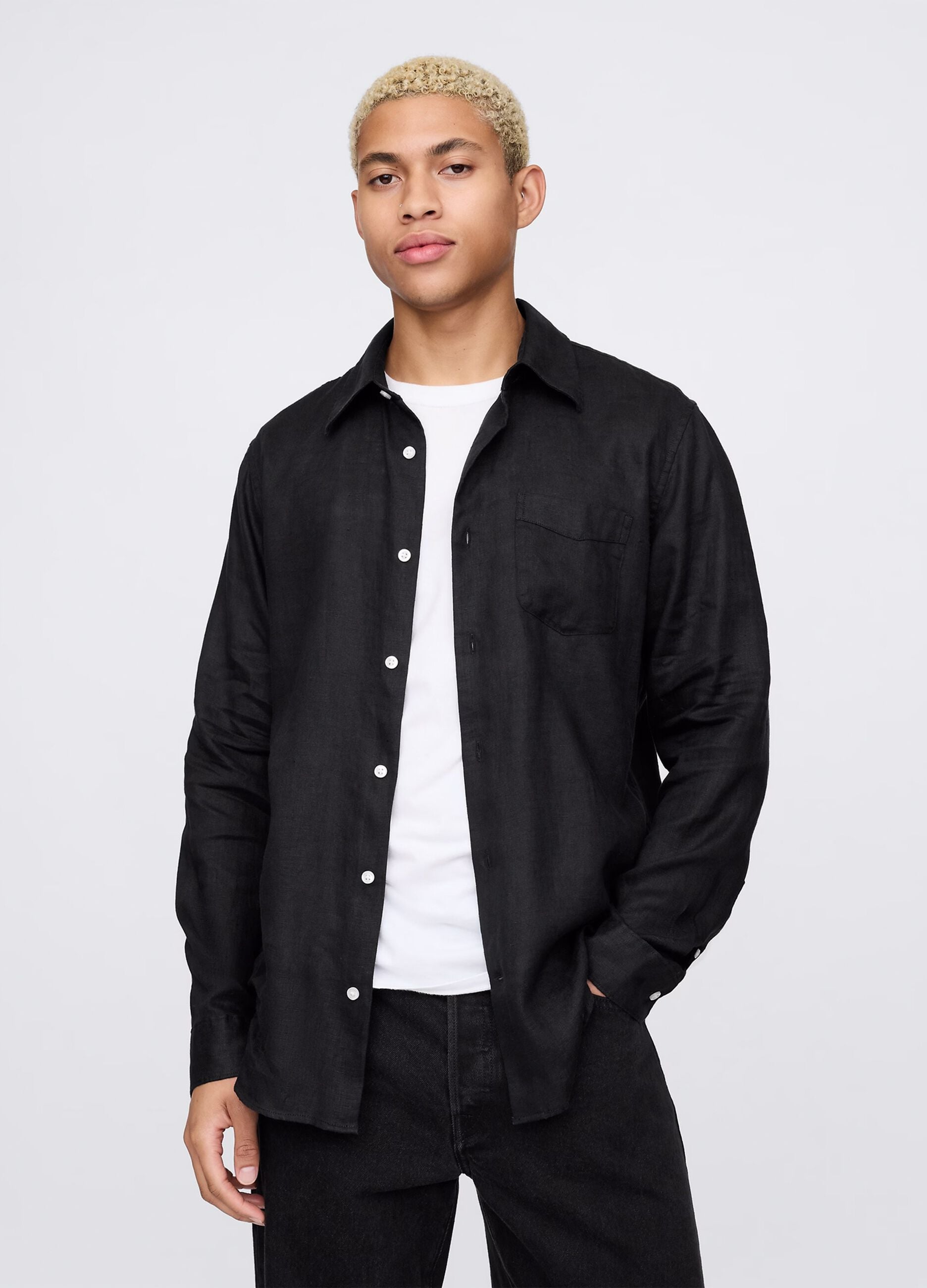 Black shirt with long sleeves in linen