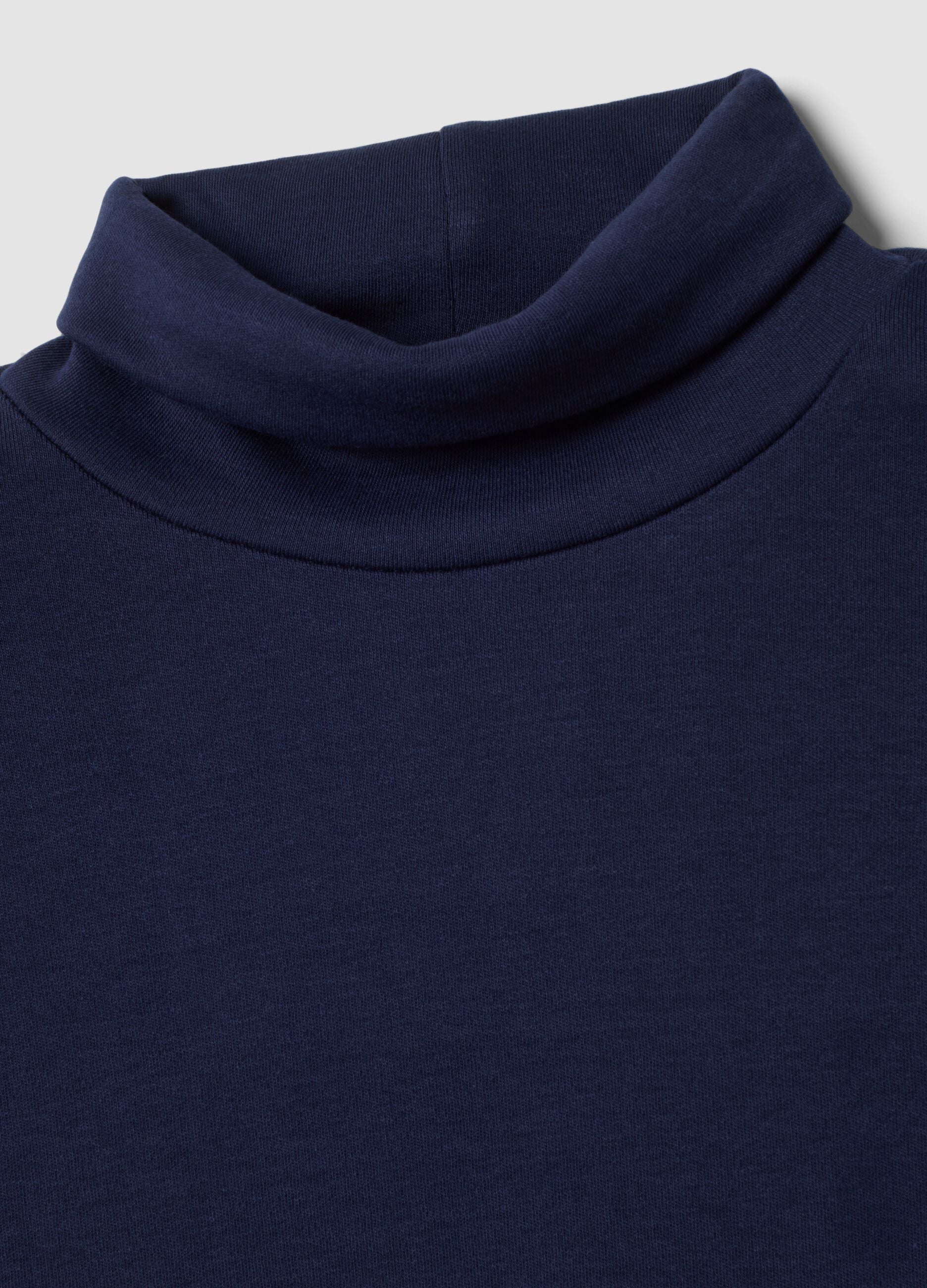 T-shirt blu in puro cotone con dolcevita