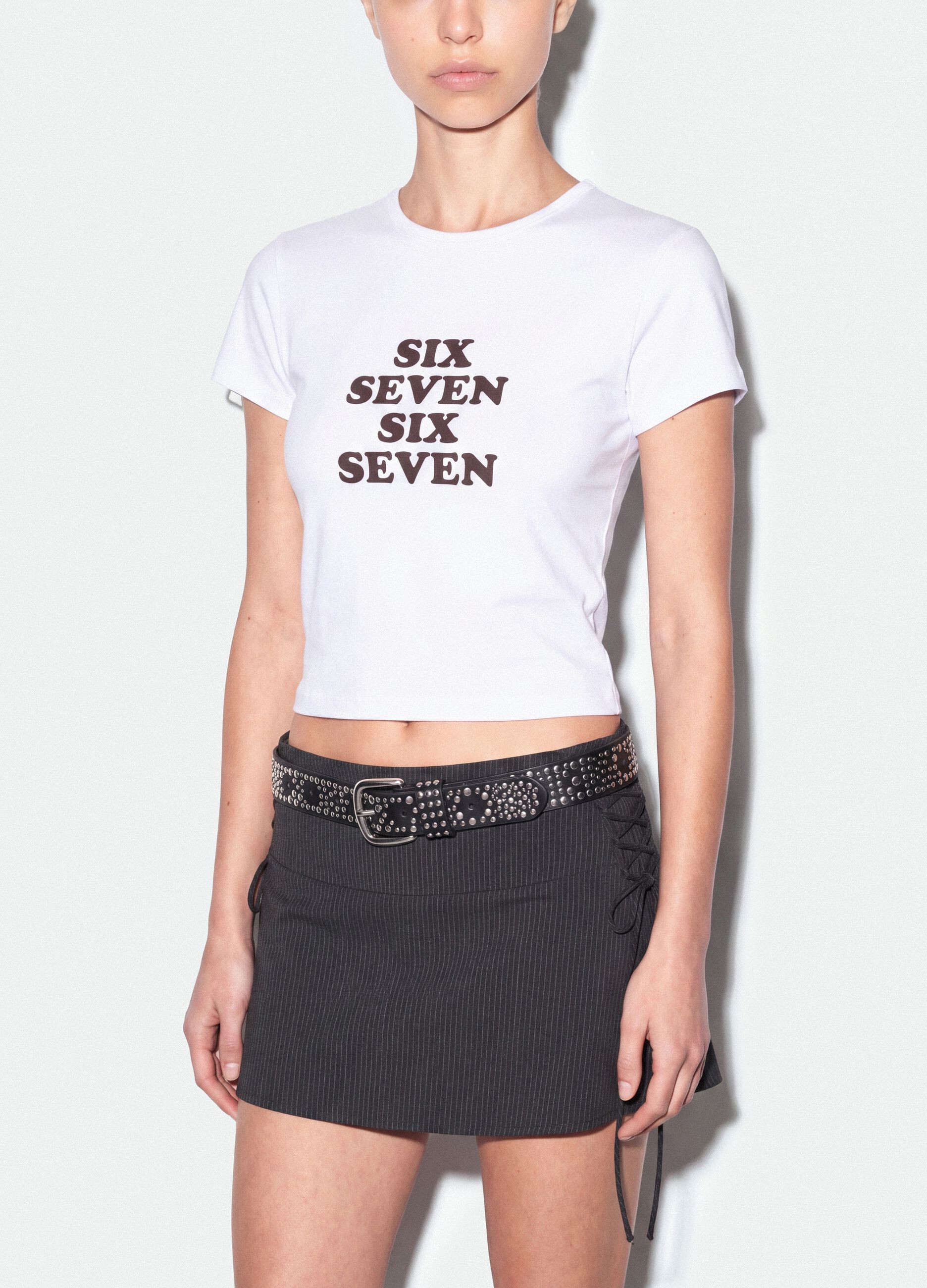 Wei&szlig;es, figurbetontes T-Shirt aus reiner Baumwolle mit Six-Seven-Frontprint