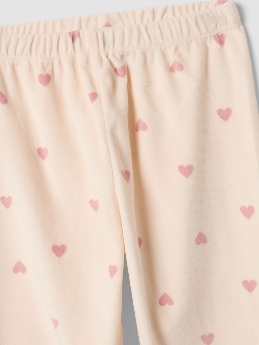 Pigiama viola con girocollo e pantaloni con cuori_3