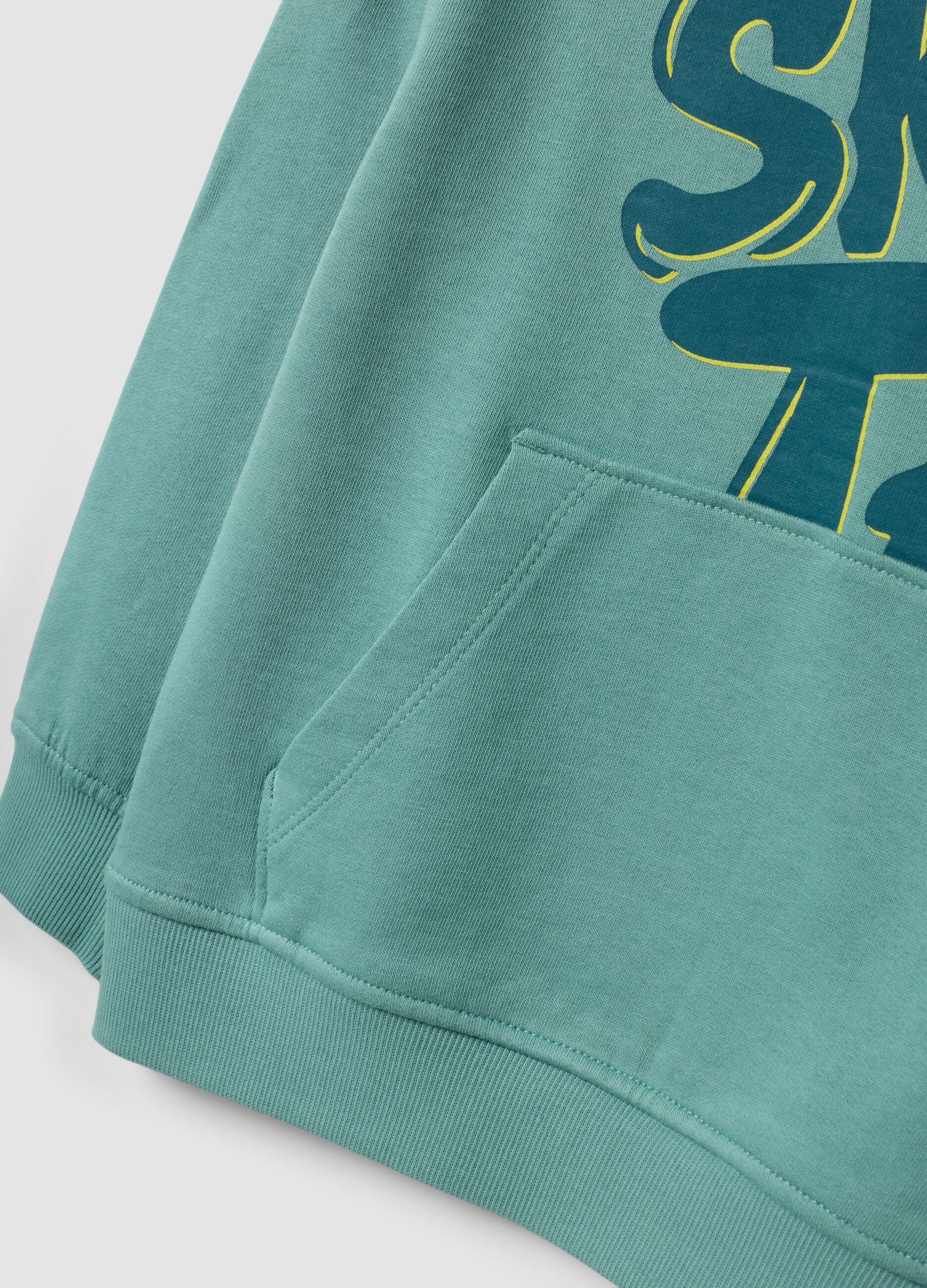 Sweatshirt com capuz azul em algod&atilde;o puro, corte oversized, com estampado e bolso canguru para menino