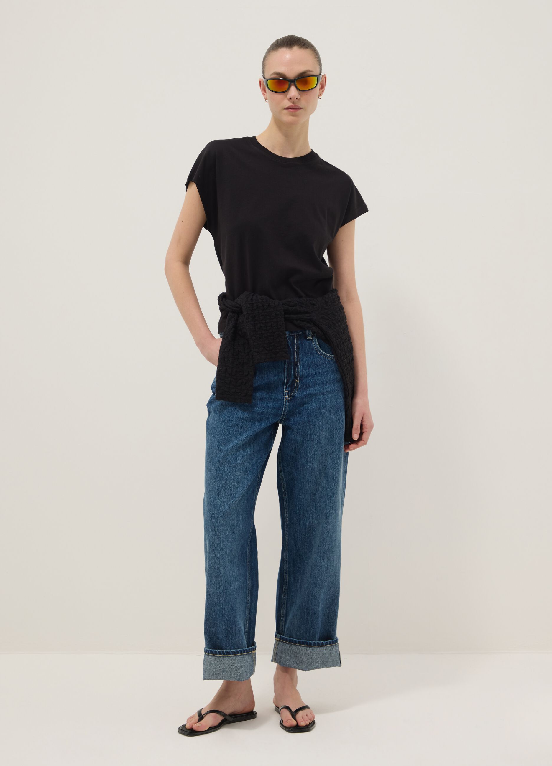 T-shirt preta de manga curta em algod&atilde;o puro, corte ajustado