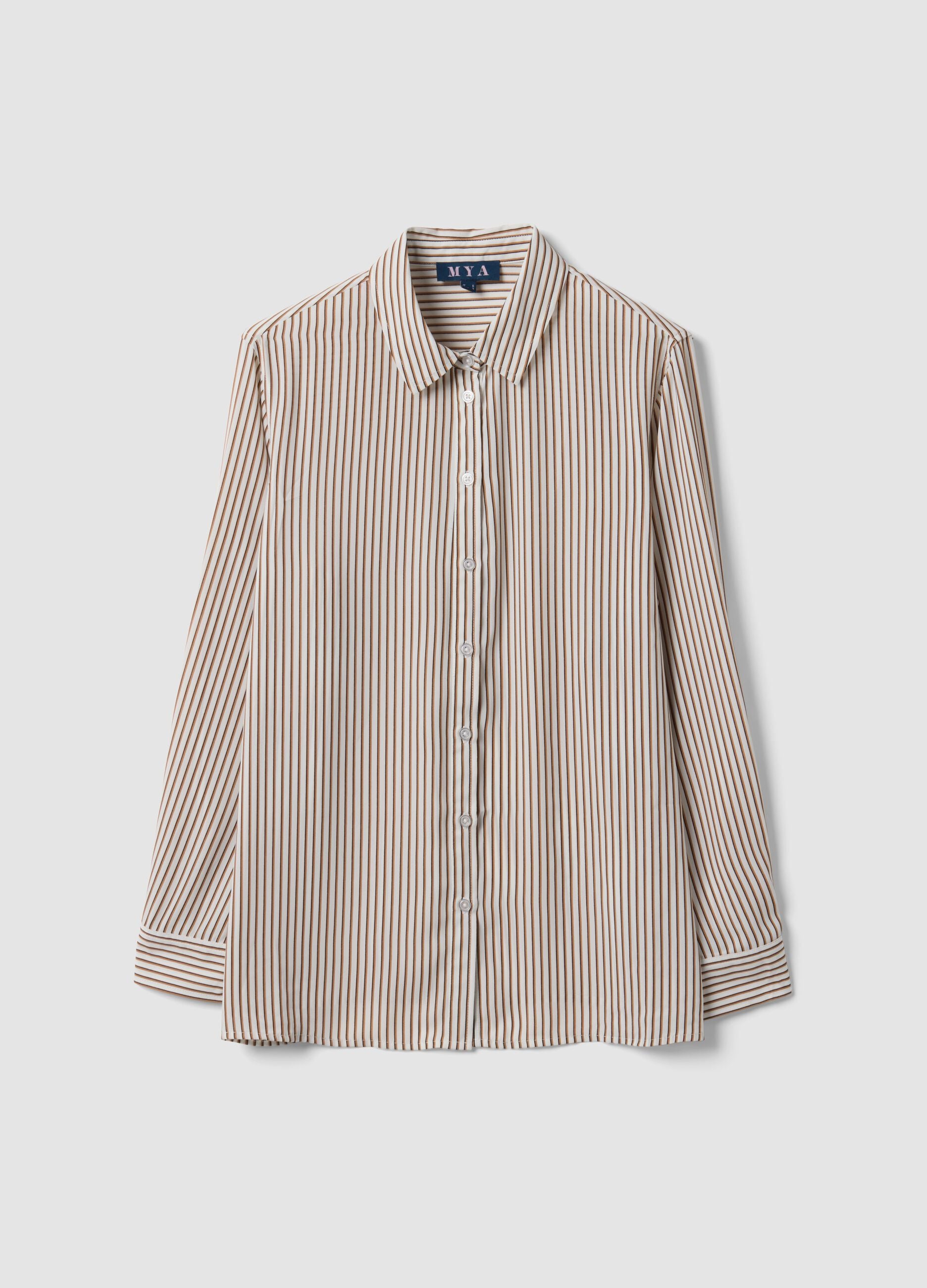 White striped shirt with classic collar, regular fit