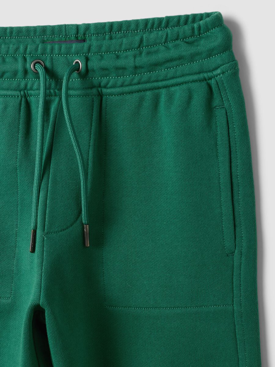 Green pure cotton jogger trousers with elasticated waist for boys_2