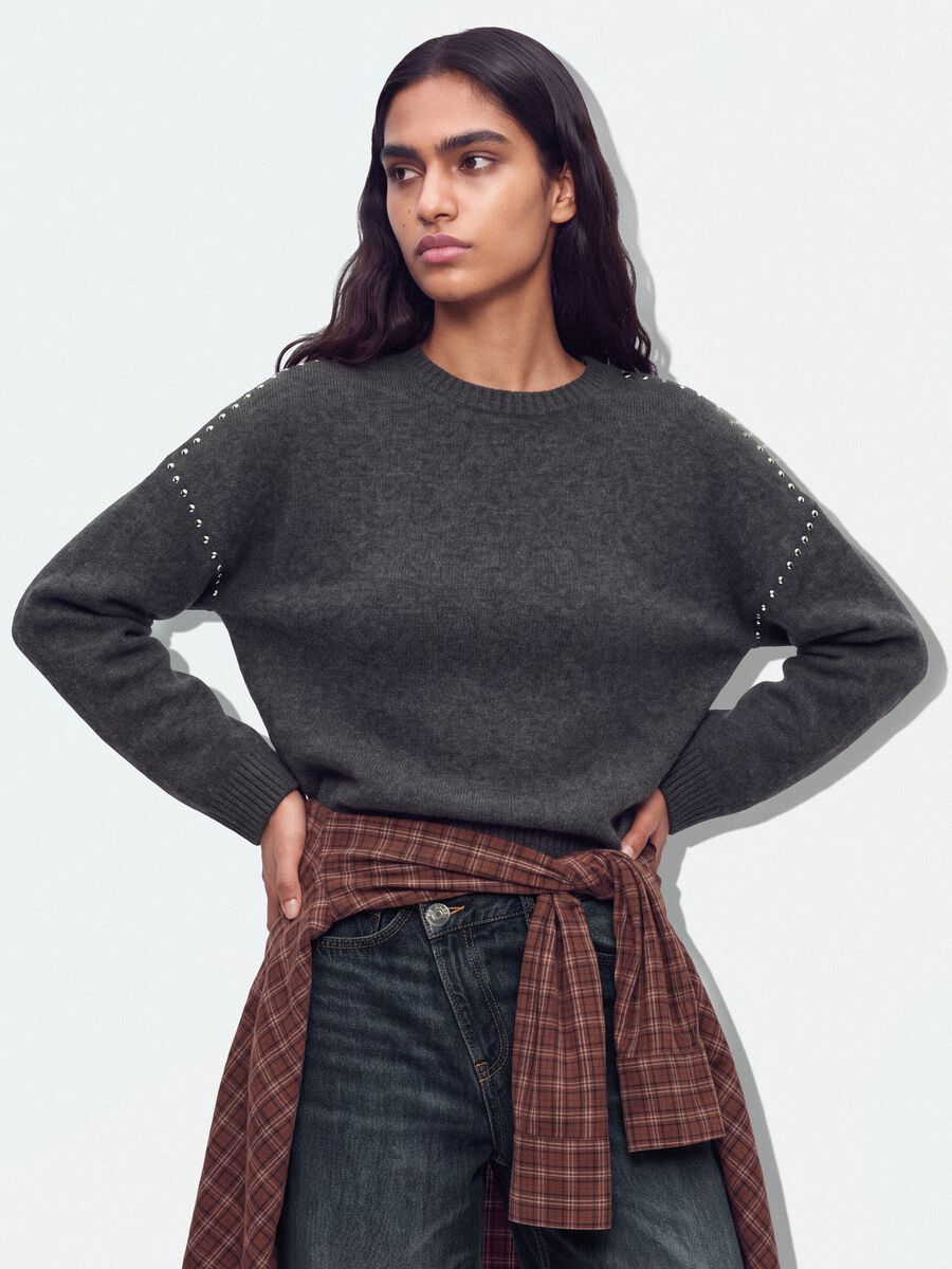 Camisola cinzenta em l&atilde; el&aacute;stica com acabamentos em tachas_0