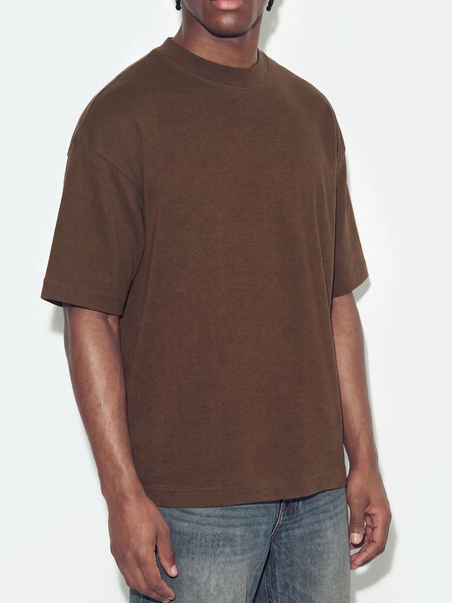 Braunes T-Shirt aus reiner Baumwolle mit Rundhalsausschnitt im Boxy Fit_2