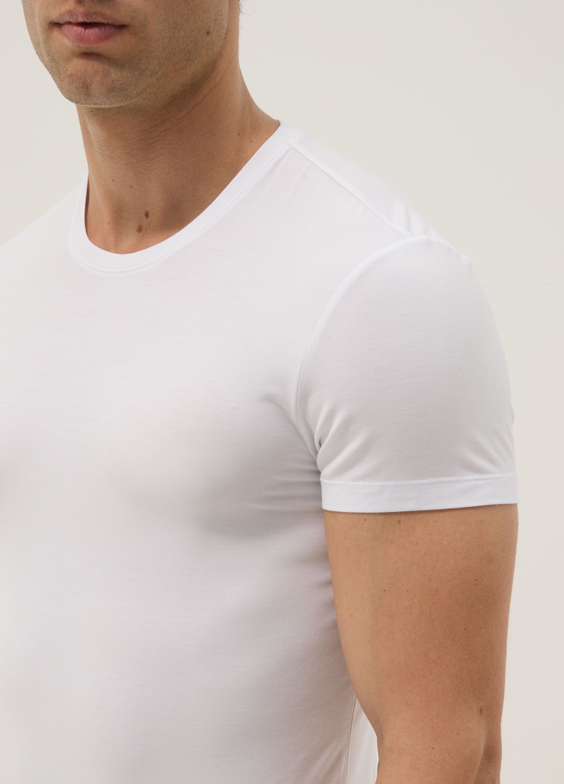 Wei&szlig;es T-Shirt aus elastischem Modal, Regular Fit