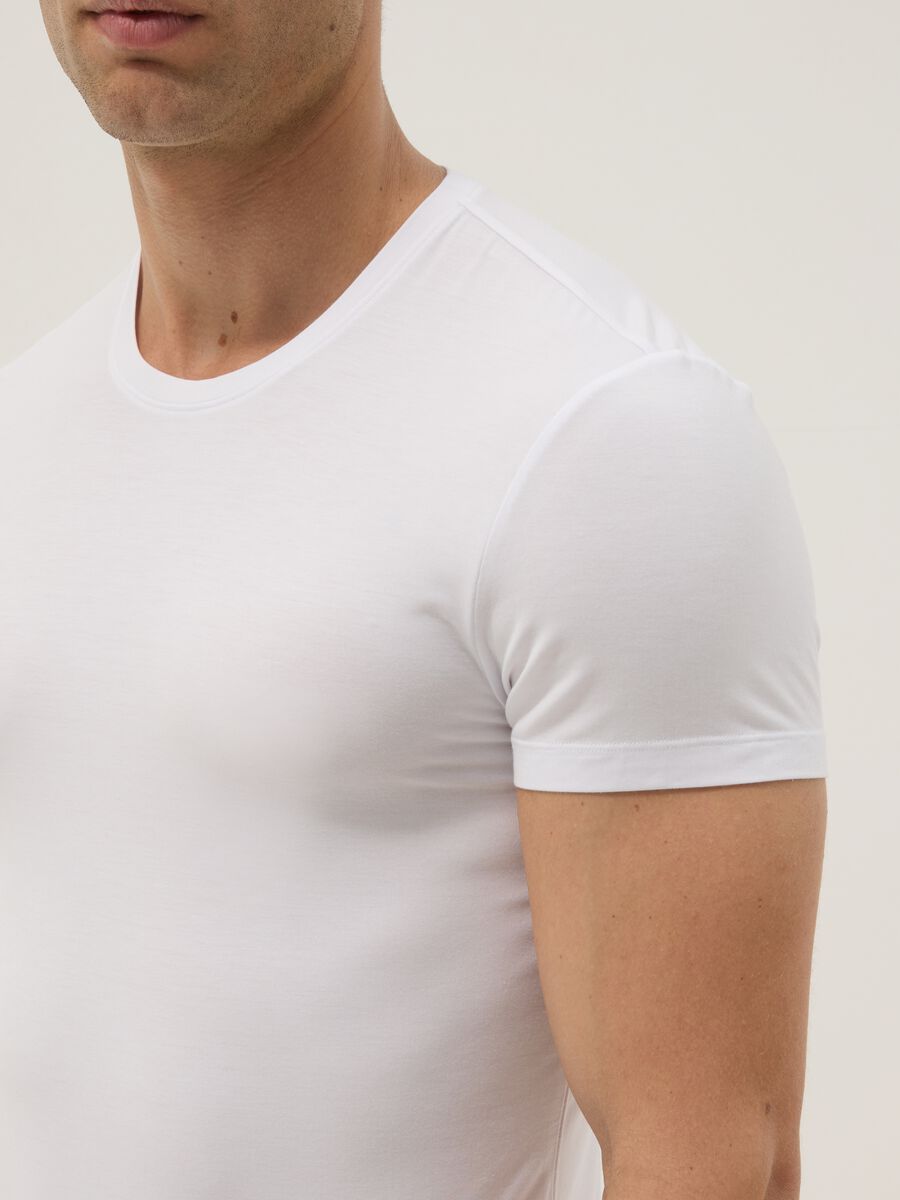 Camiseta blanca de modal el&aacute;stico, corte regular_3