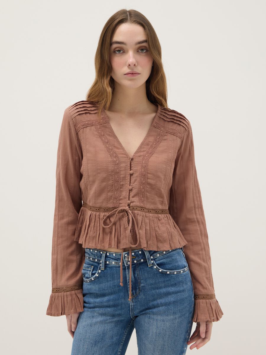 Braunes Regular-Fit-Hemd aus reiner Baumwolle mit Volants_1