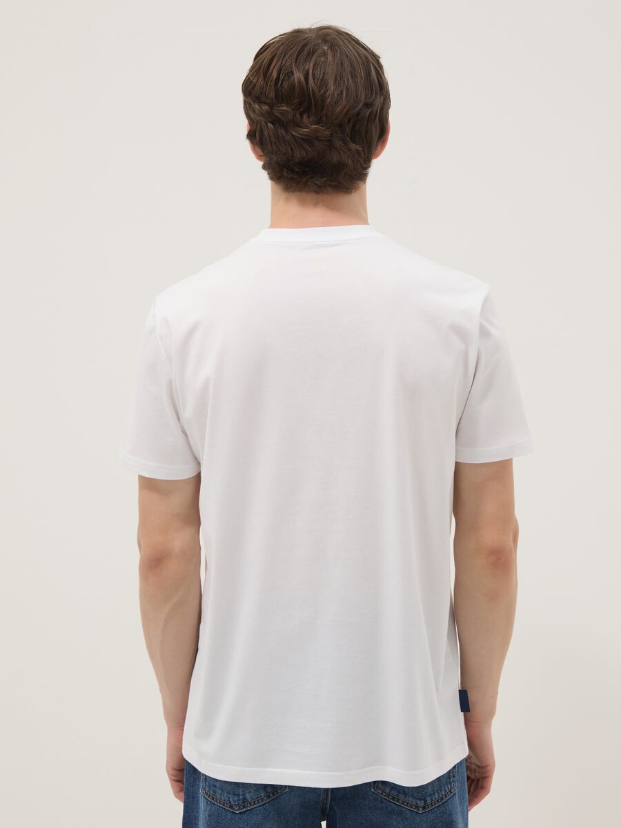 Wei&szlig;es T-Shirt aus reiner Baumwolle mit aufgesetztem Print, Regular Fit_3