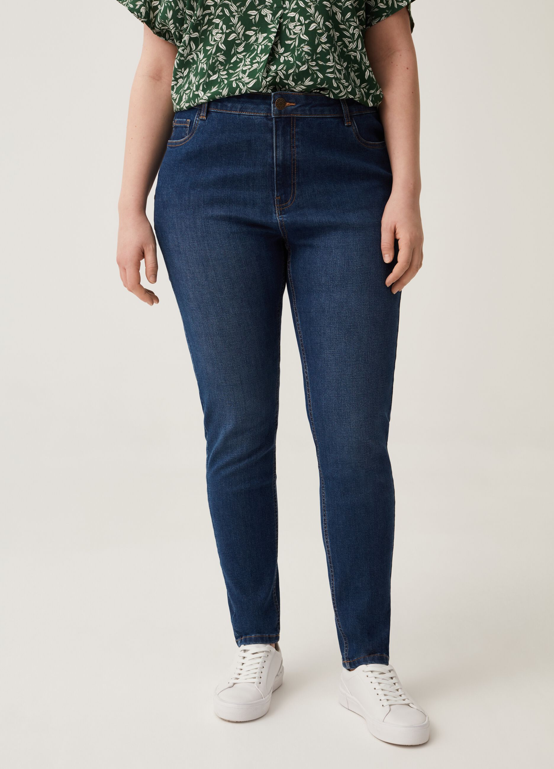 Curvy skinny-fit jeans with five pockets