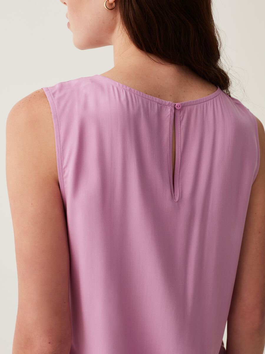 Sleeveless blouse with pleating_3