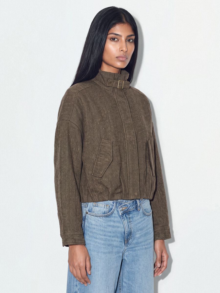Giacca marrone regular con zip e fantasia spigata_0