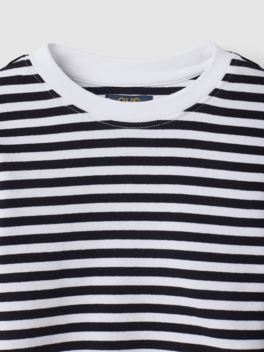 T-shirt nera a righe in cotone organico elasticizzato girocollo_4