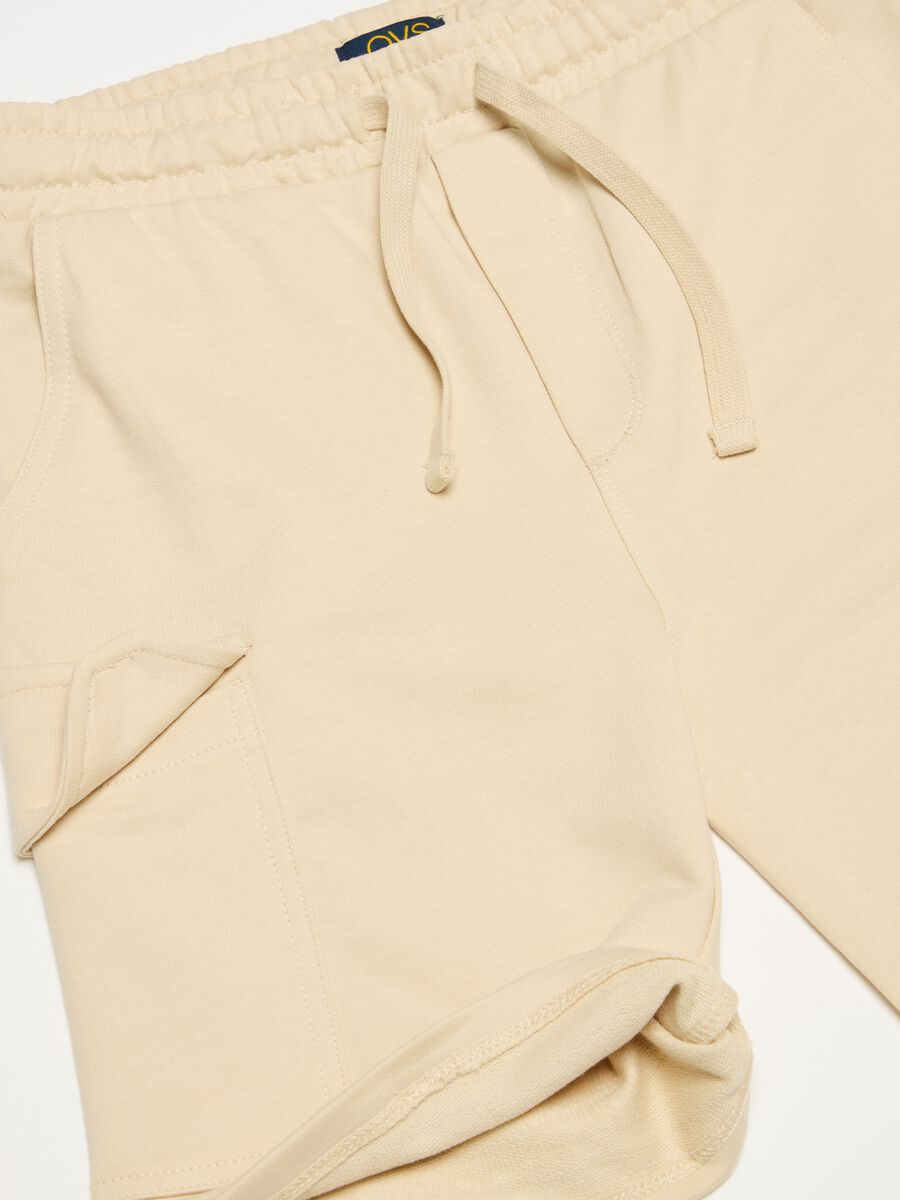 Fleece Bermuda shorts with drawstring and pockets_2