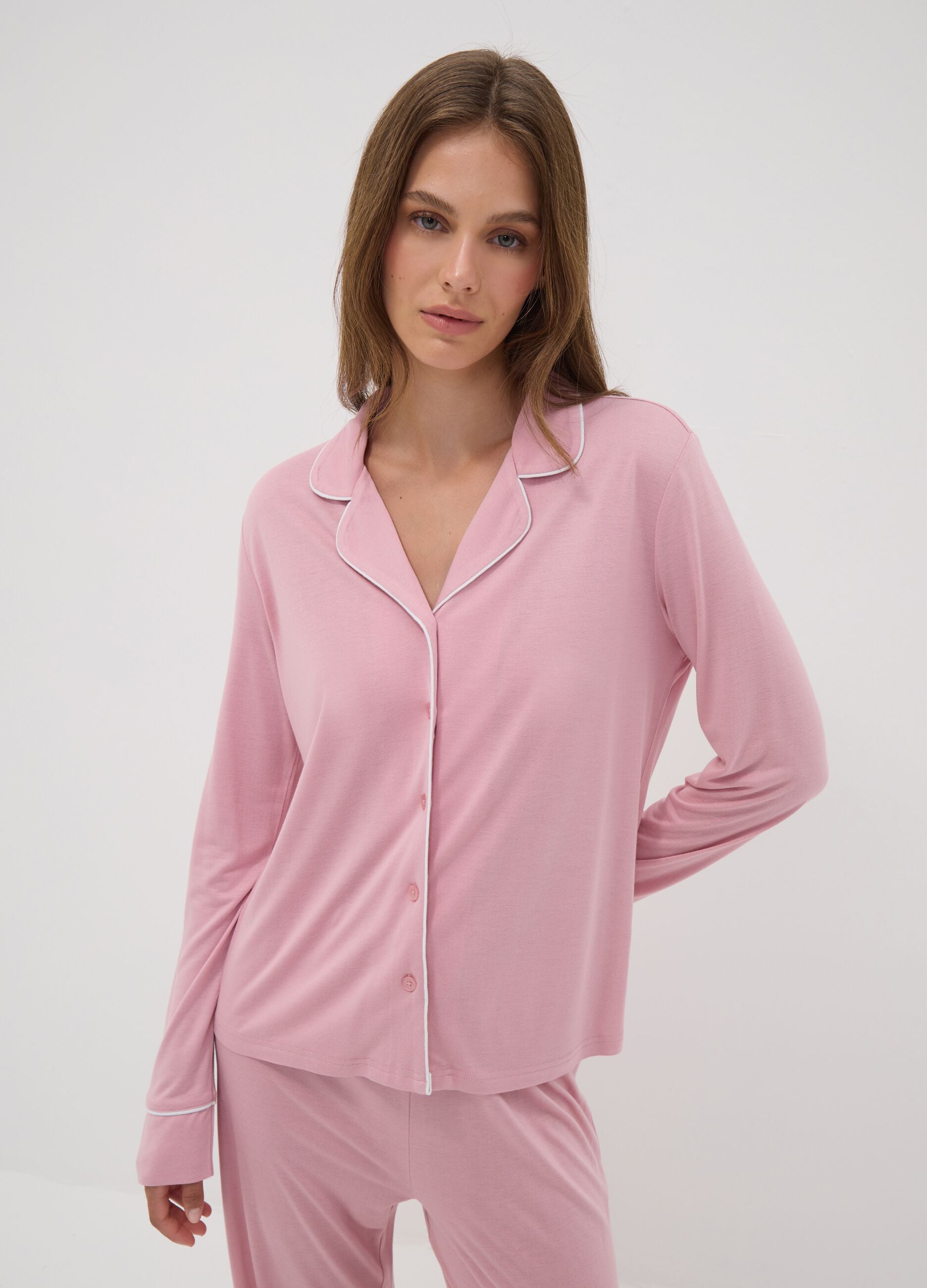 Pijama rosa em viscose pura com decote em V e debruns em contraste