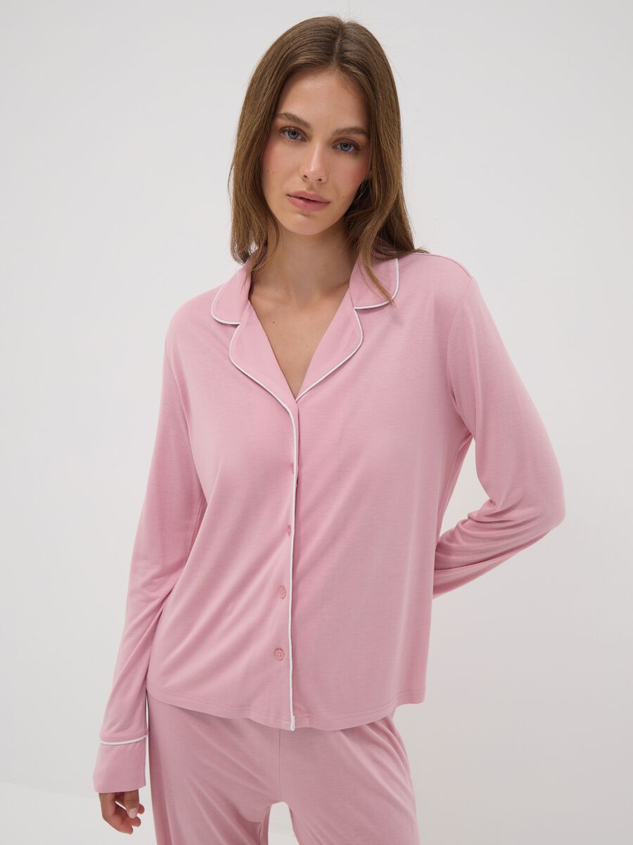 Pijama rosa em viscose pura com decote em V e debruns em contraste_1