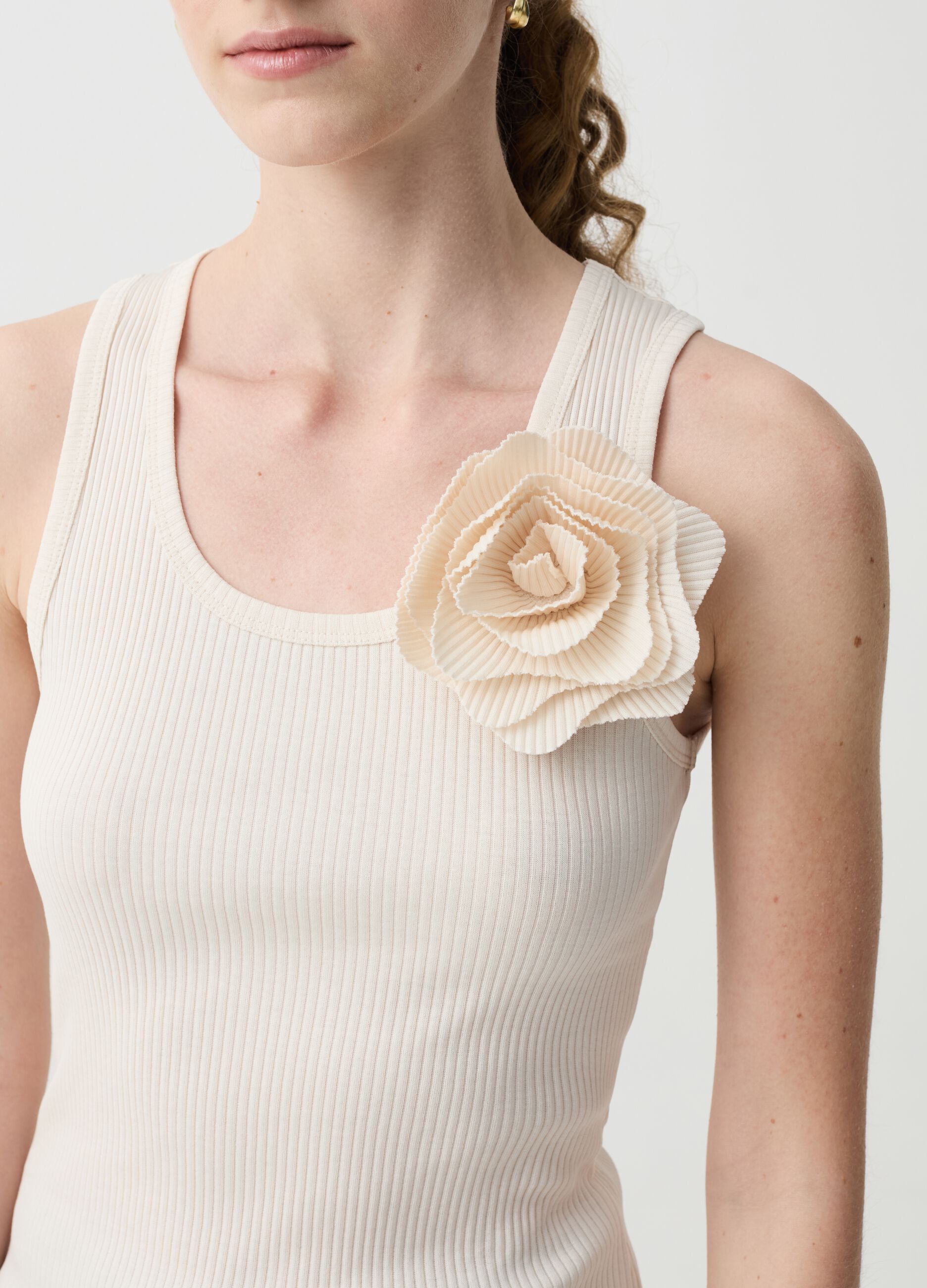Ribbed tank top with flower