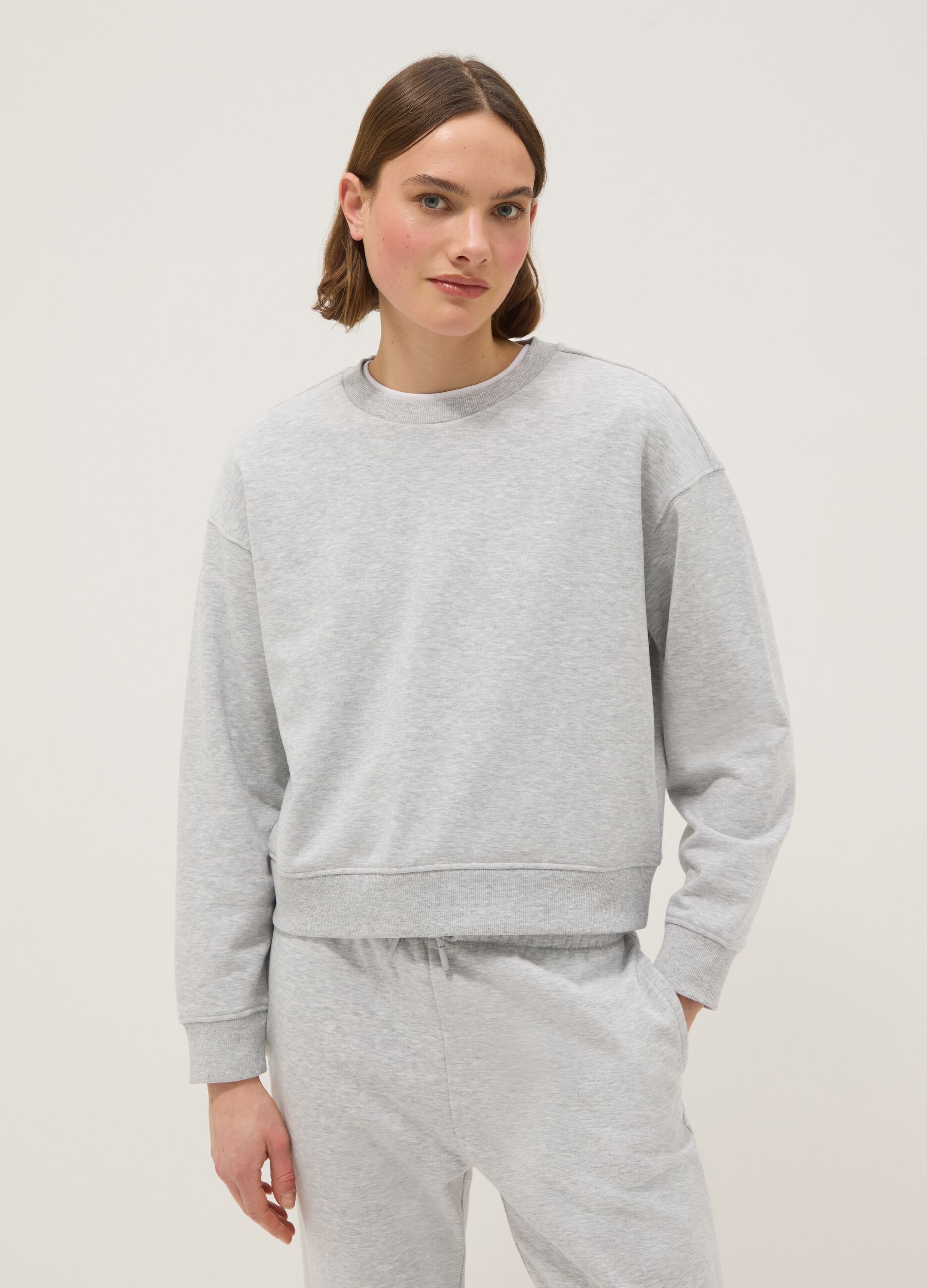 Sudadera marr&oacute;n de mezcla de algod&oacute;n ajuste regular con cuello redondo