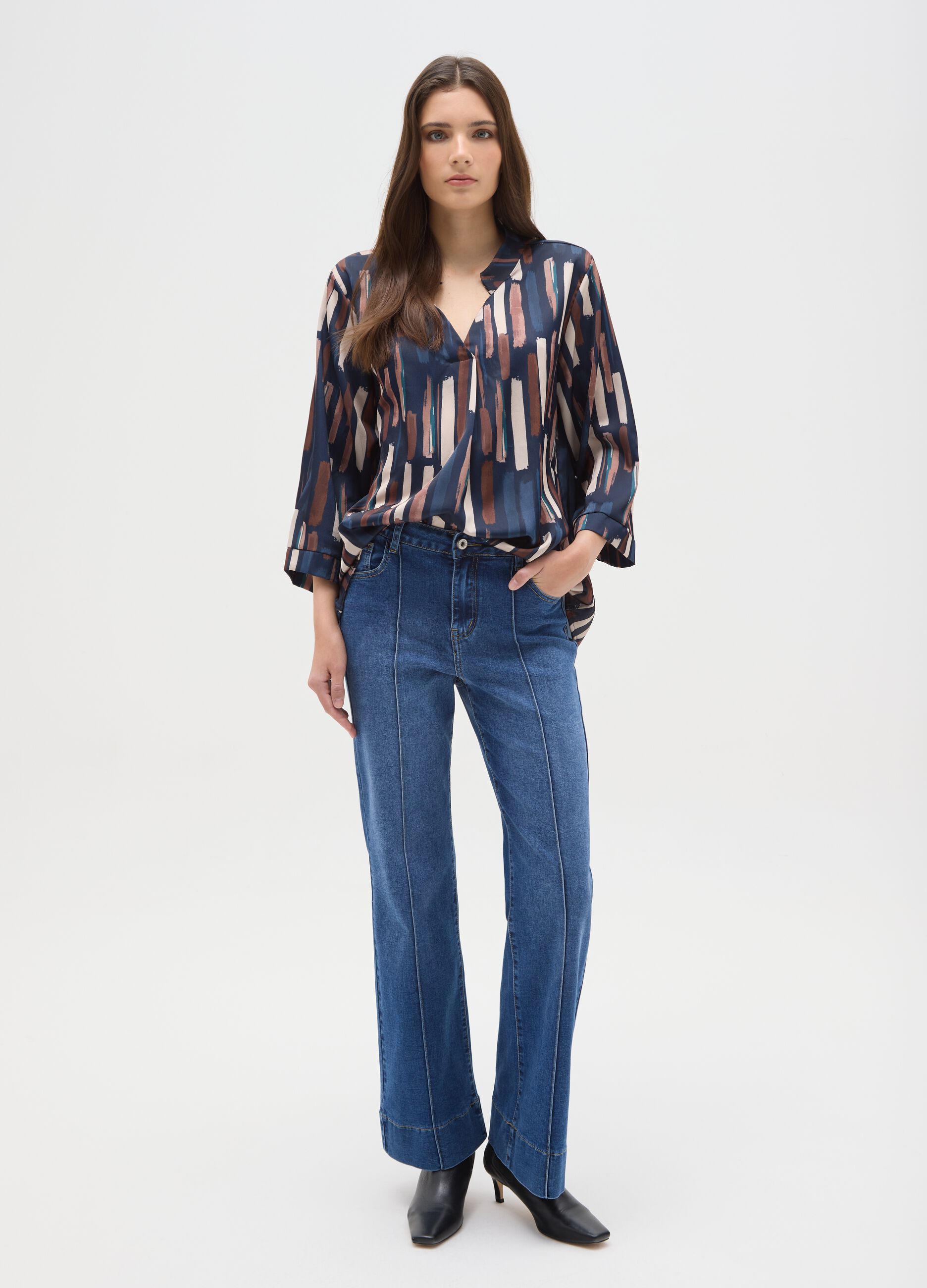 Blusa de manga comprida com padr&atilde;o multicolor em corte regular