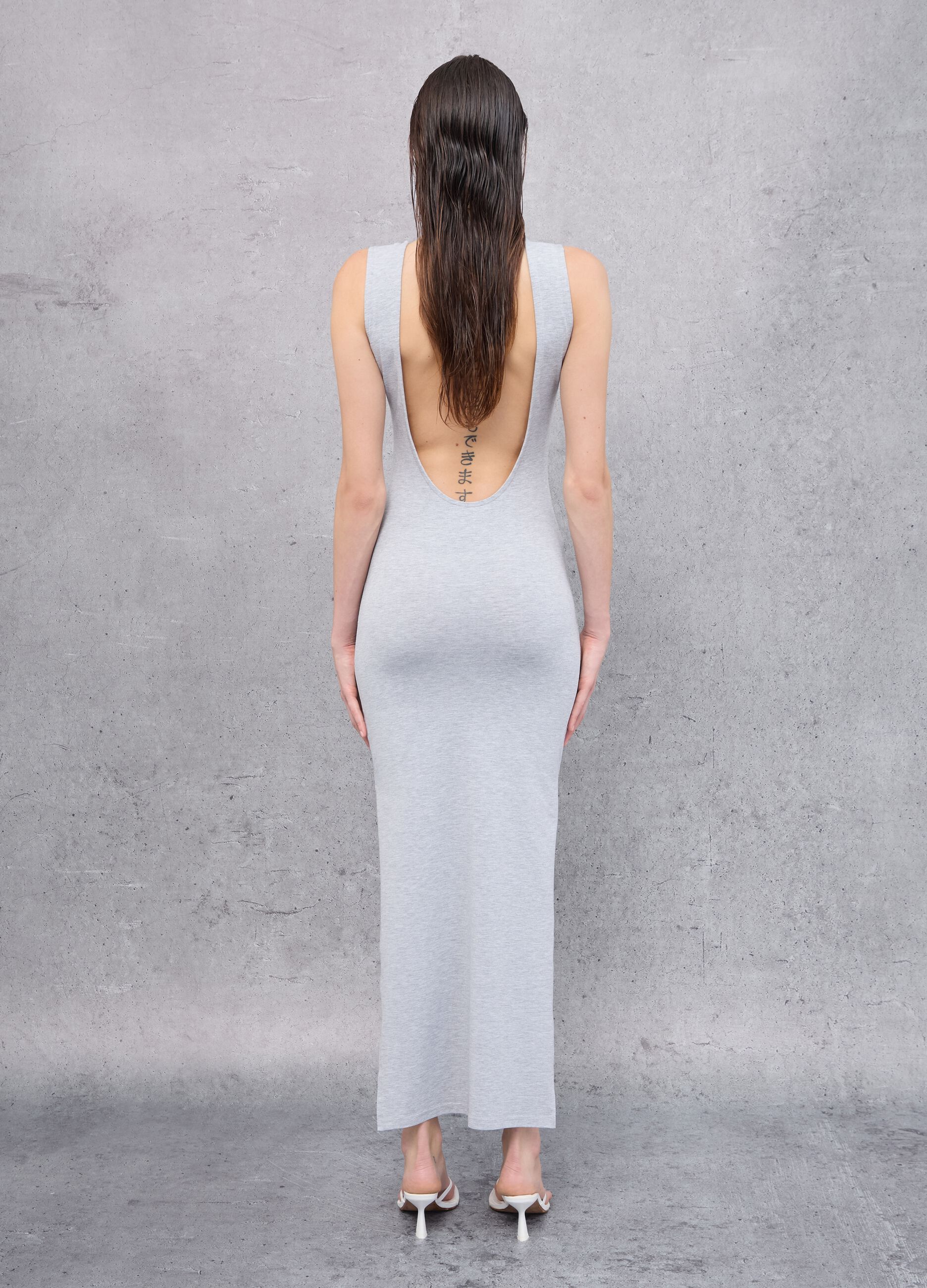 Graues Langes Baumwoll-Stretch-Kleid