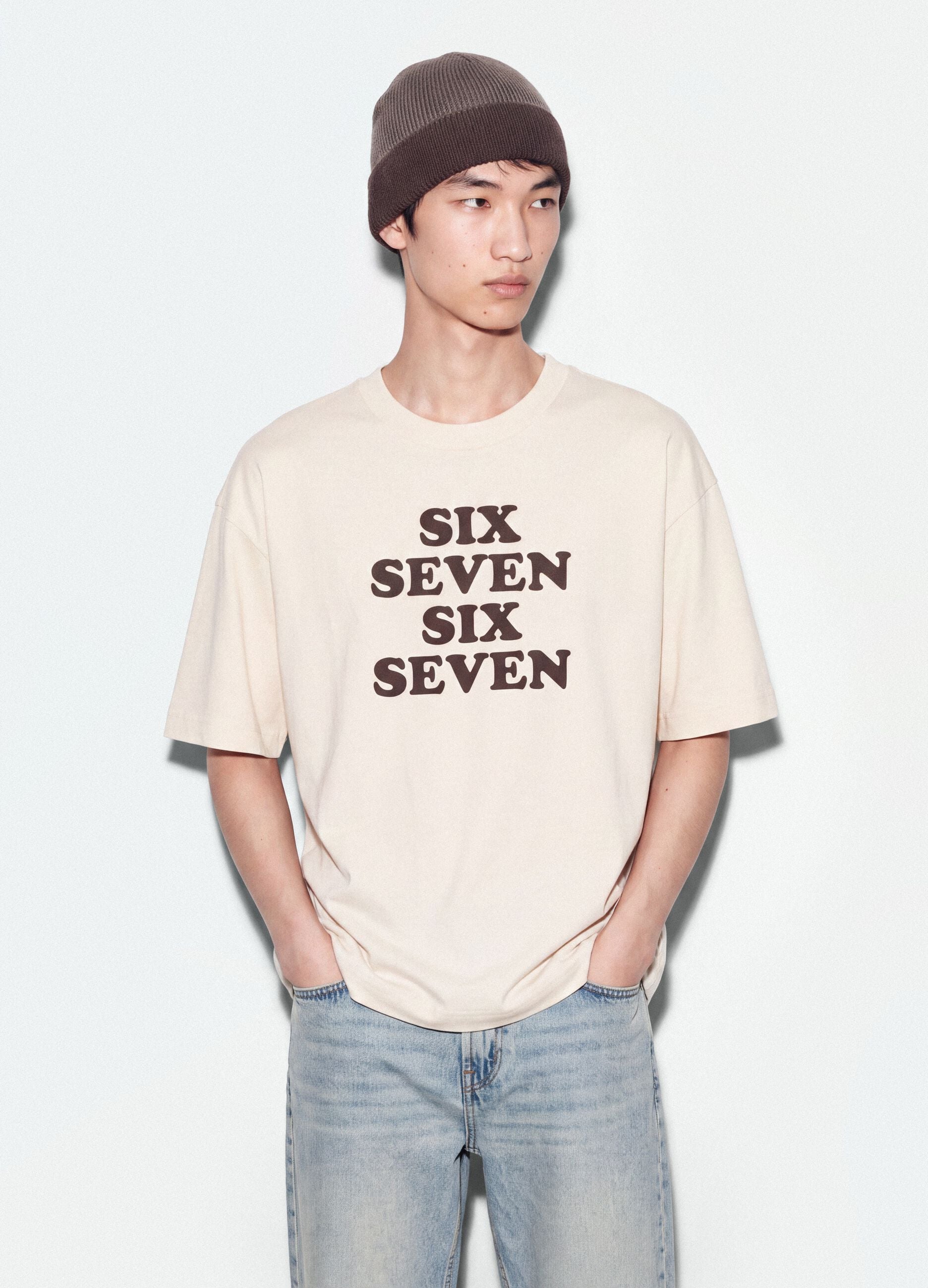 T-shirt branca em algod&atilde;o puro com estampado frontal Six Seven, corte boxy