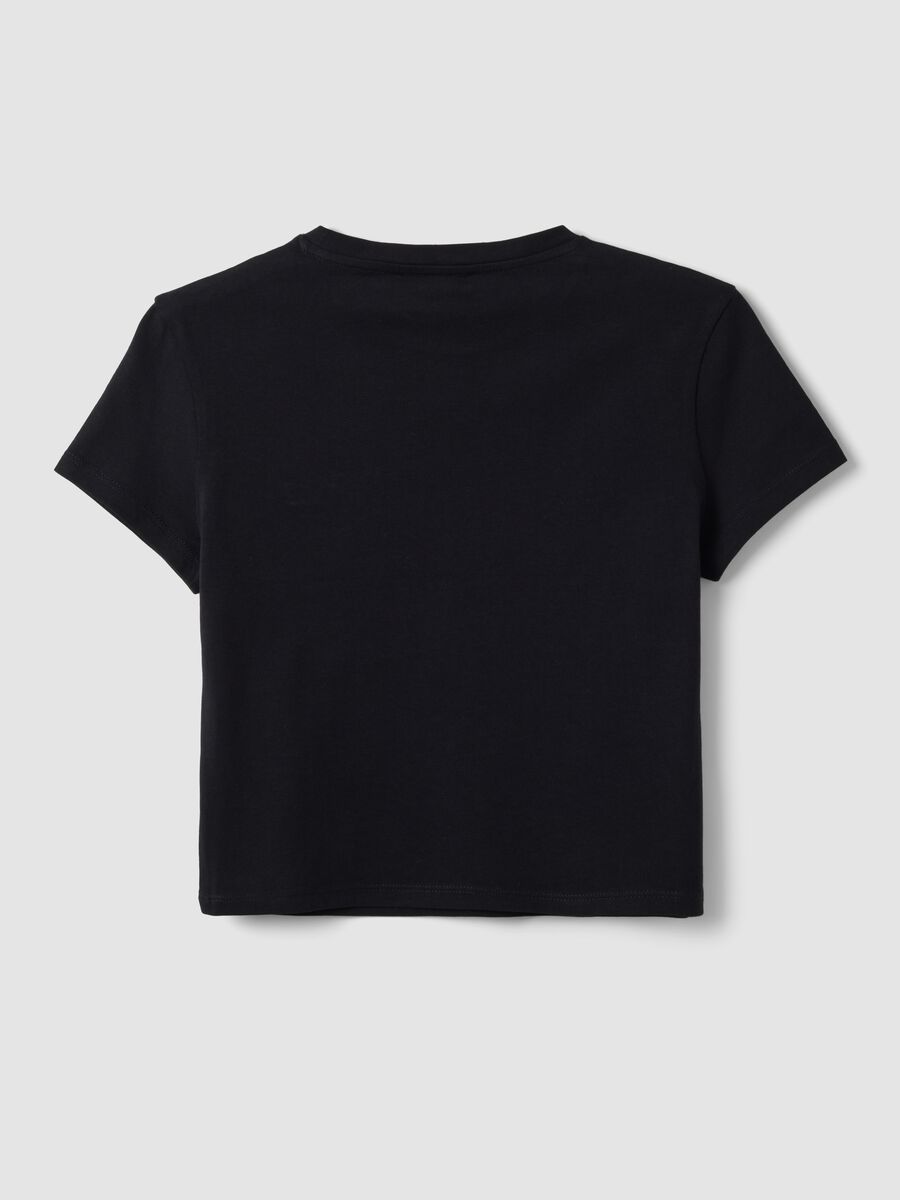 T-shirt crop preta em algod&atilde;o puro com decote redondo e estampado_1