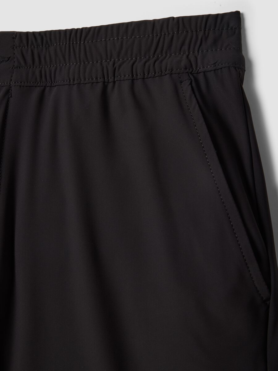 Black regular-fit stretch jogger Bermuda shorts_5