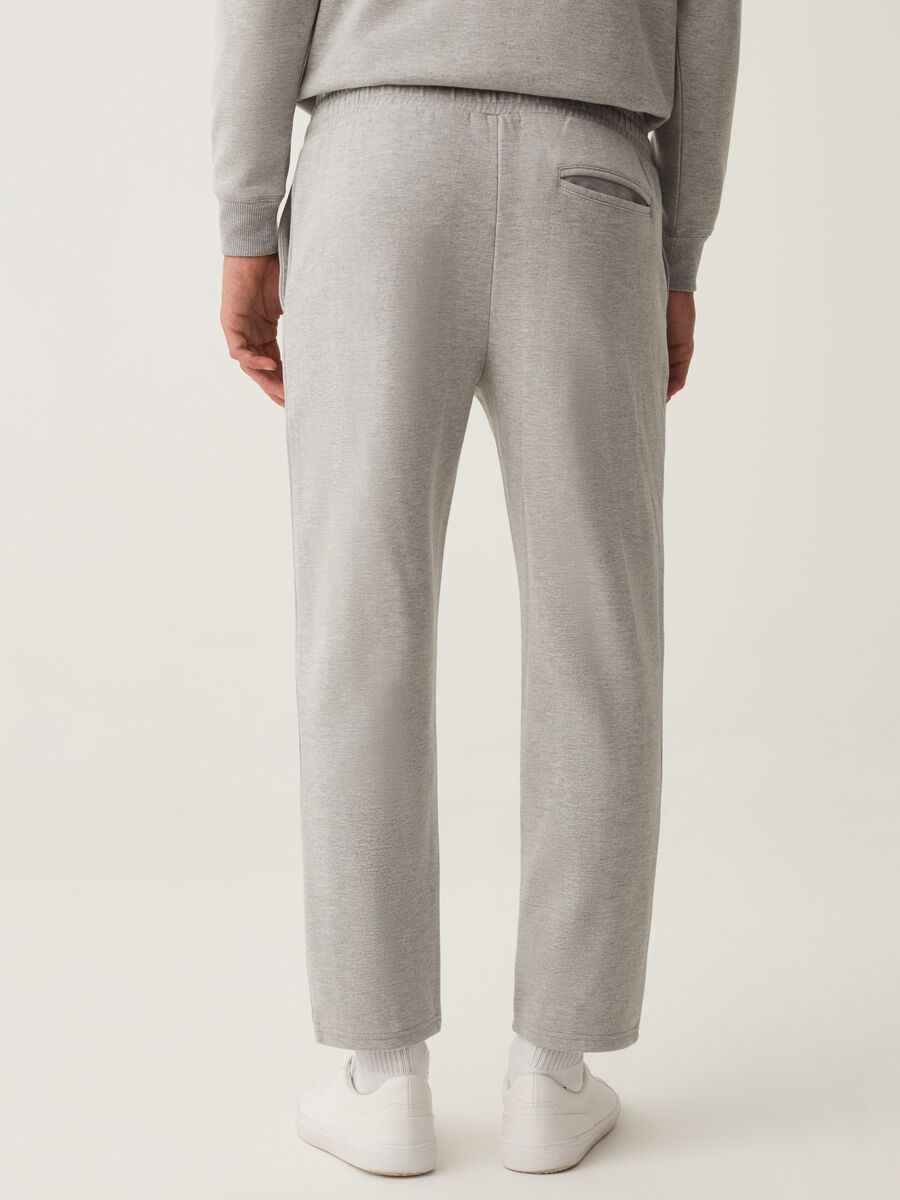 Plush joggers with embossed seams_2