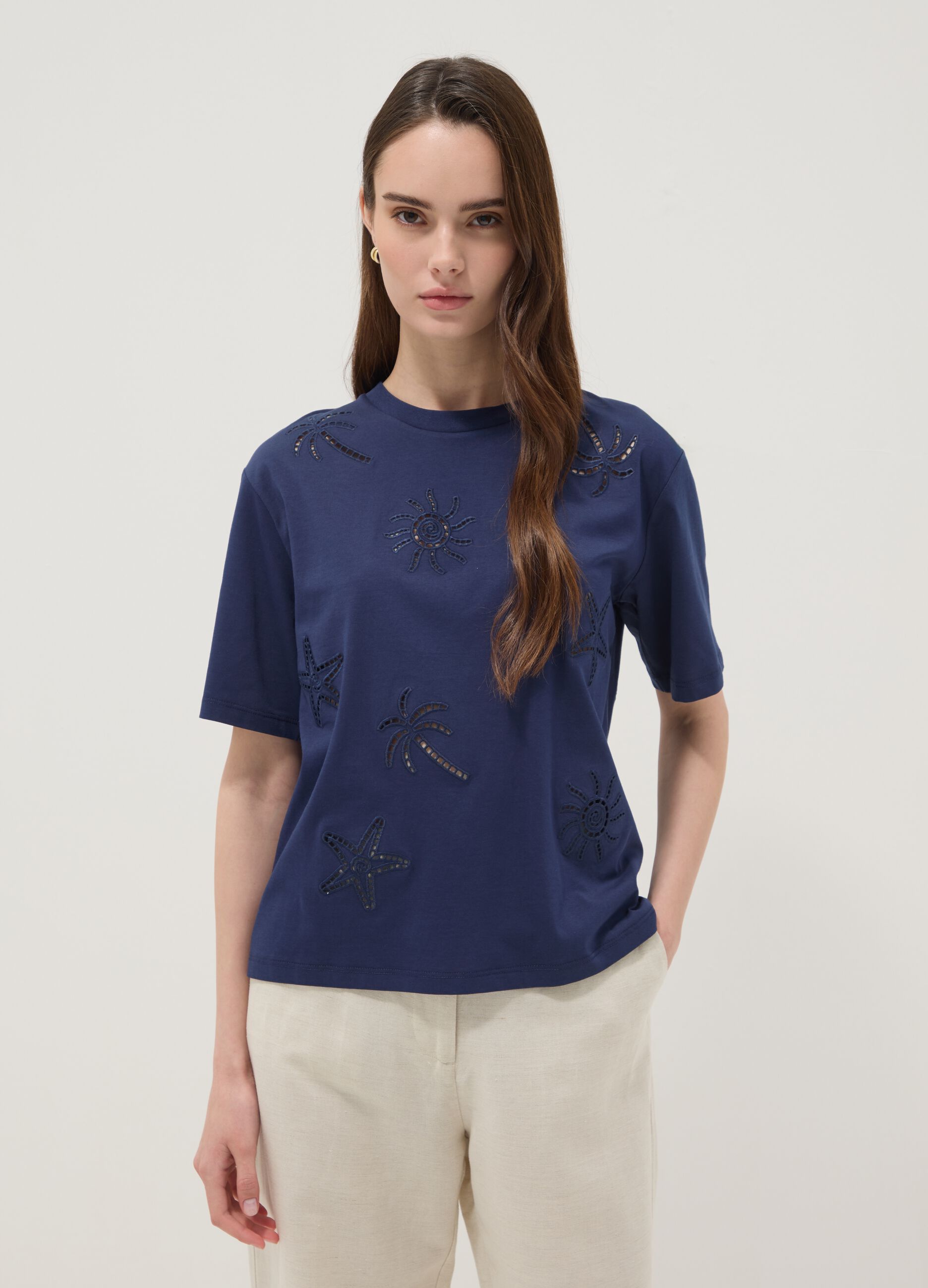 &Mu;&pi;&lambda;&epsilon; T-shirt &alpha;&pi;ό 100% &beta;&alpha;&mu;&beta;ά&kappa;&iota; &mu;&epsilon; &kappa;&epsilon;&nu;&tau;&eta;&tau;ό &delta;&iota;ά&tau;&rho;&eta;&tau;&omicron; &sigma;&chi;έ&delta;&iota;&omicron;, regular fit