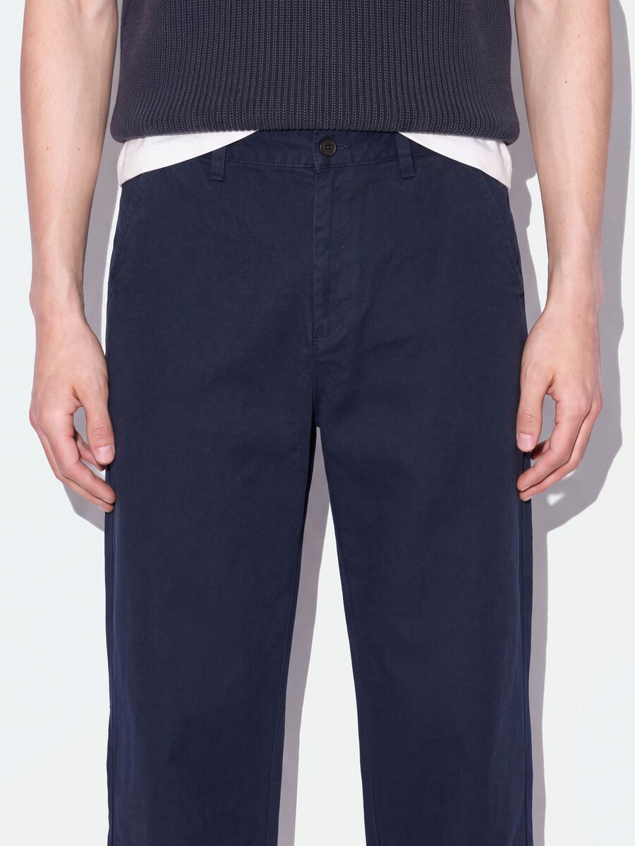 Blue pure cotton barrel-fit chino trousers_3