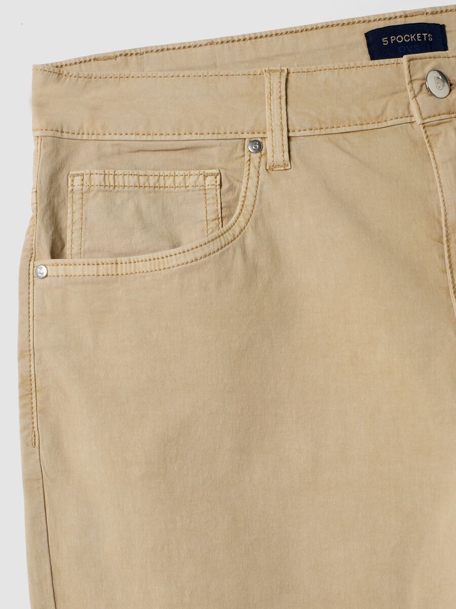 Beige stretch cotton five-pocket Bermuda shorts_5
