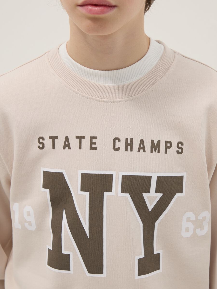 Beige crew-neck sweatshirt for boys in pure cotton regular fit with print_2