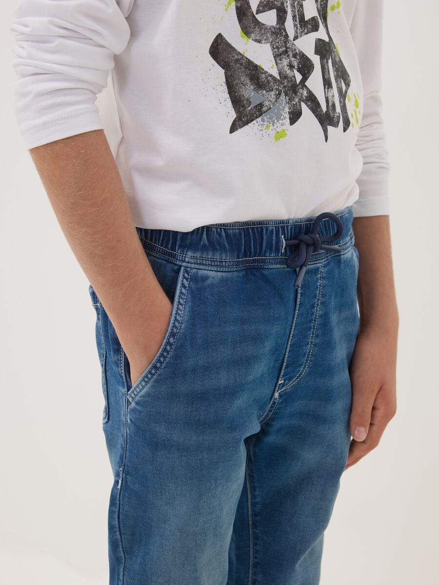 Blue stretch cotton jogger jeans with drawstring for boys_2