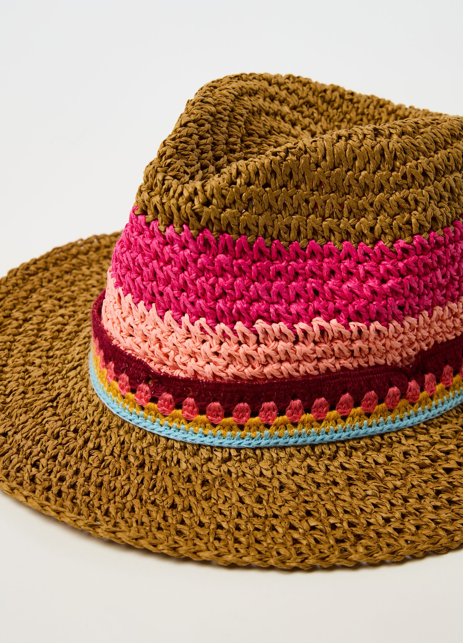 Sombrero de paja con cinta ganchillo