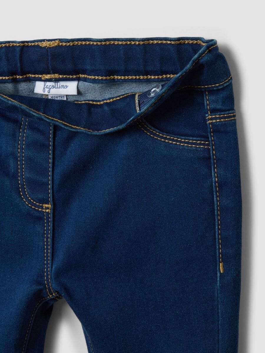 Jeggings blu in cotone elasticizzato flare fit con brillantini per bimba_2