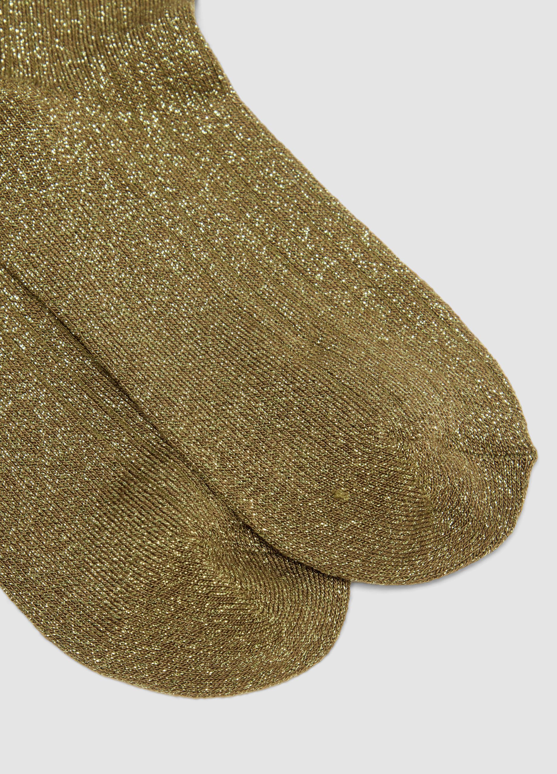 Gr&uuml;ne Socken aus elastischem Strick mit Lurexgarn