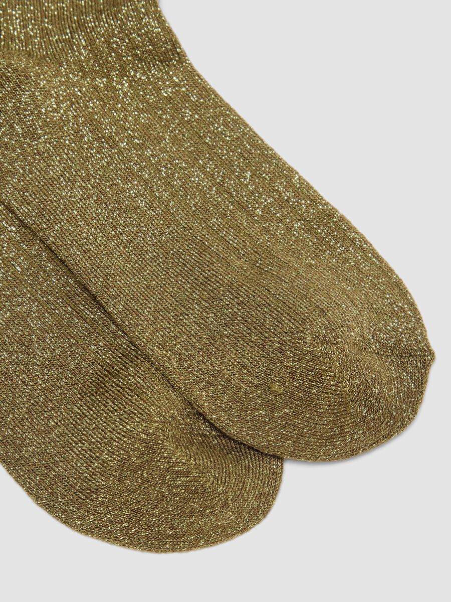 Gr&uuml;ne Socken aus elastischem Strick mit Lurexgarn_1