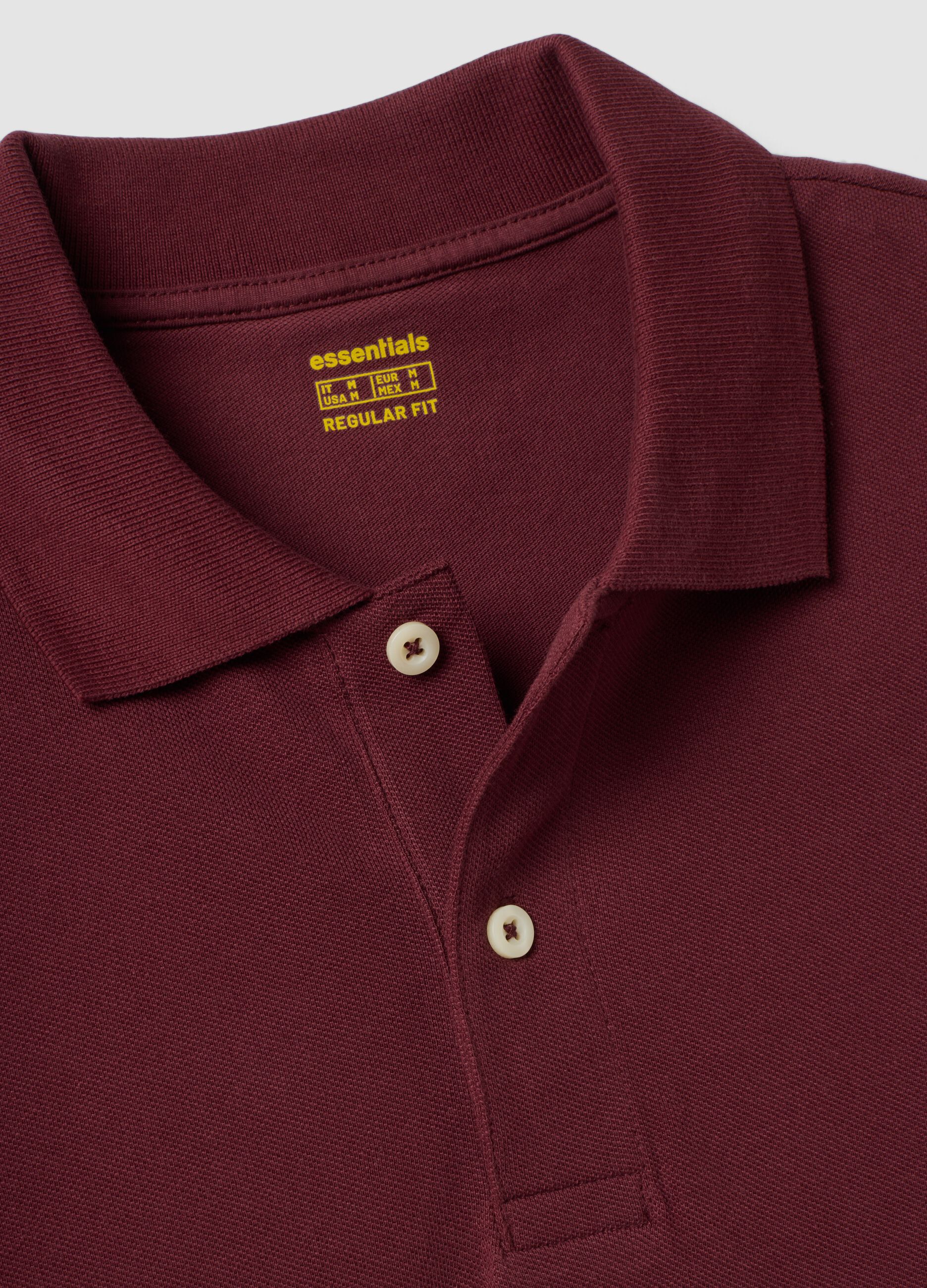 Polo rojo de piqu&eacute; 100% algod&oacute;n con cuello cl&aacute;sico, corte regular