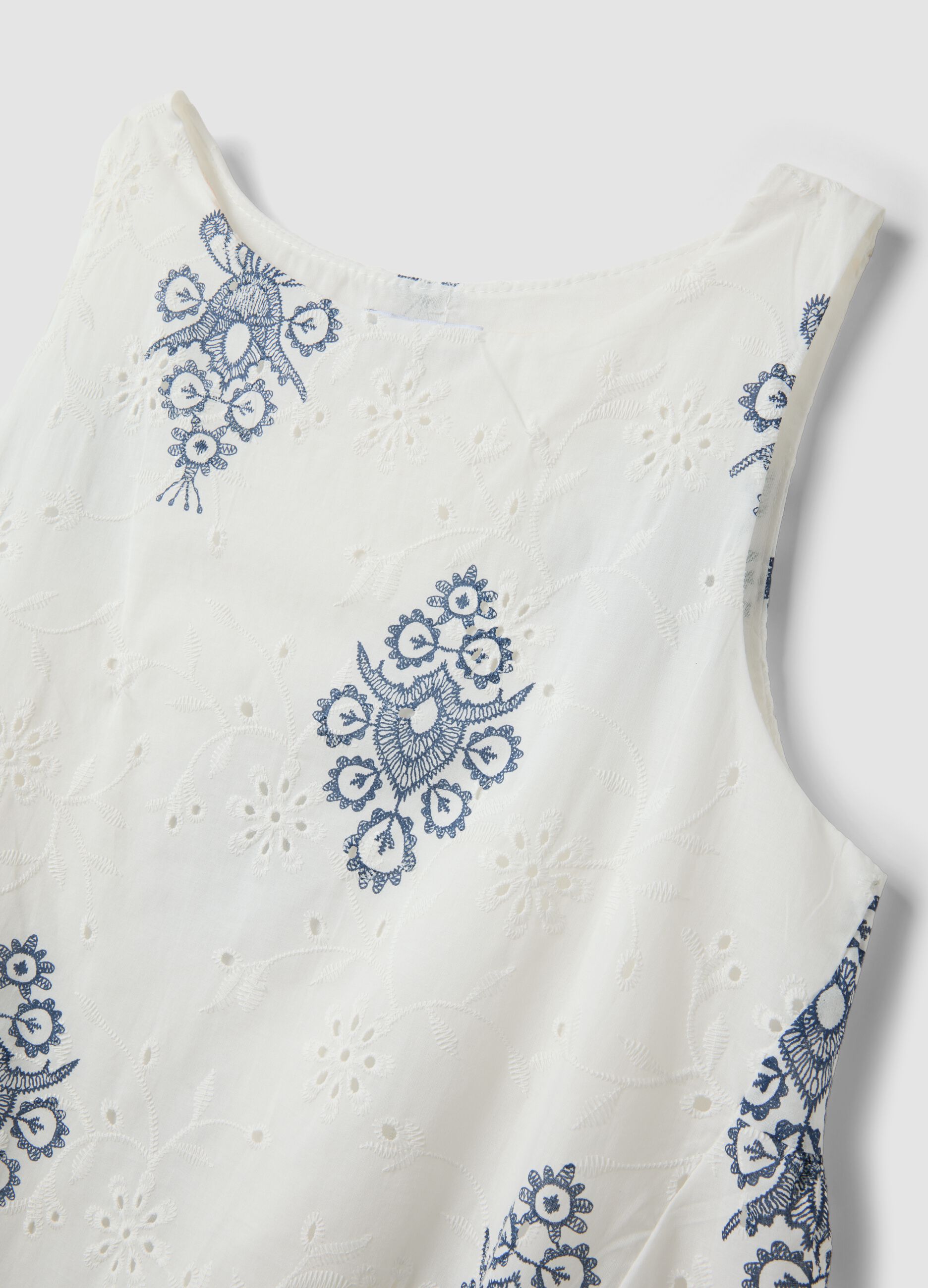 Wei&szlig;es Lochspitzenkleid aus reiner Baumwolle mit blauer Stickerei, Regular Fit