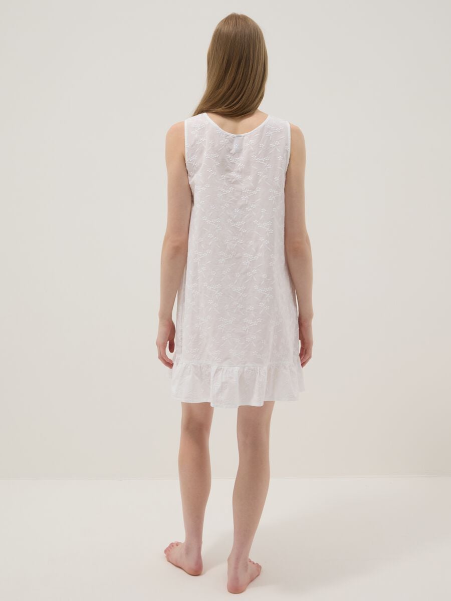 White sleeveless pure cotton nightdress with floral embroidery_2
